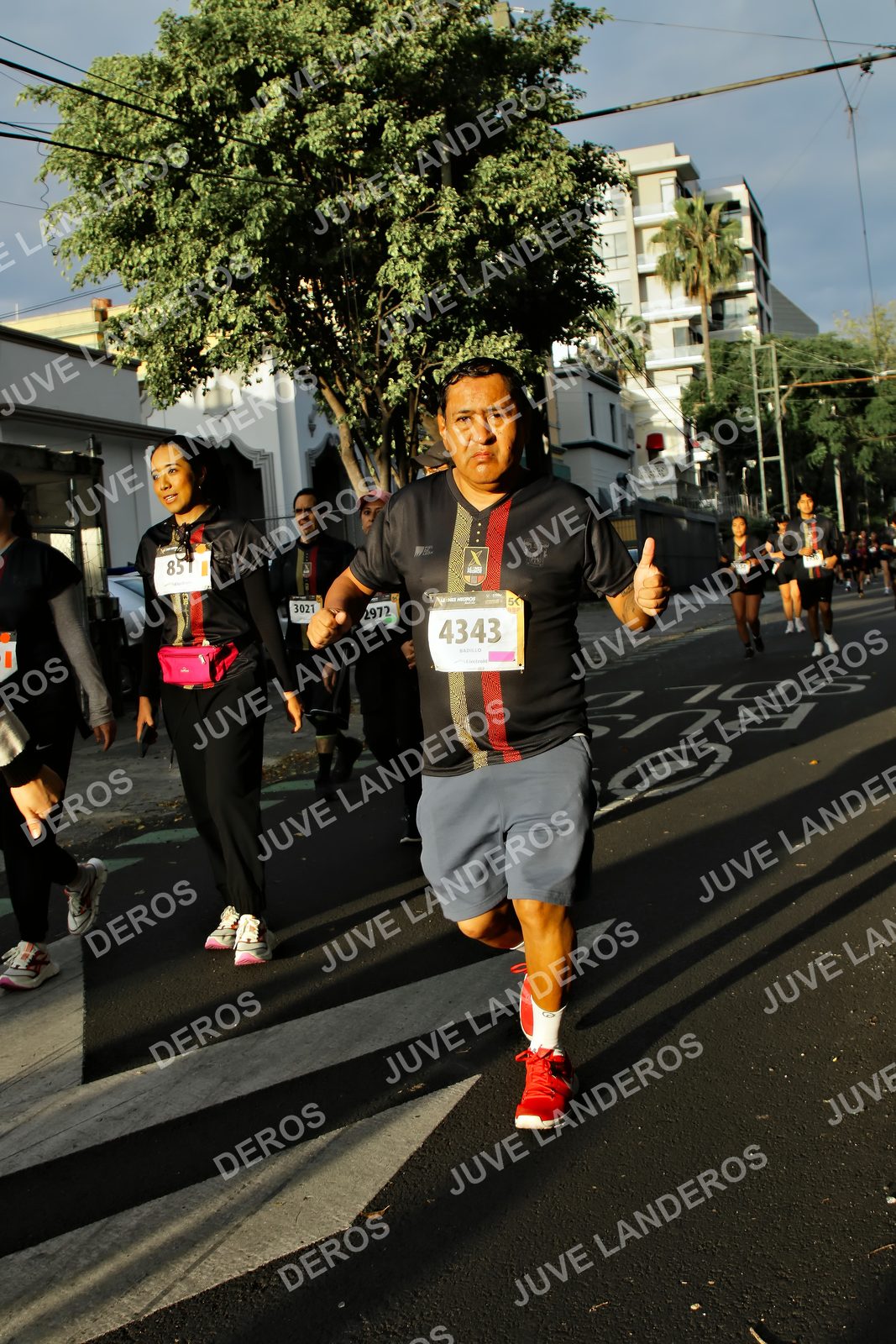 Foto de la X Carrera Leones Negros Red Cola 2026 en Rectoría General de la UdeG, Av. Juárez 976 (meta en Av. Enrique Díaz de León y Pedro Moreno), Guadalajara a las 07:28 · dorsal 4343, 3021, 2972, 85