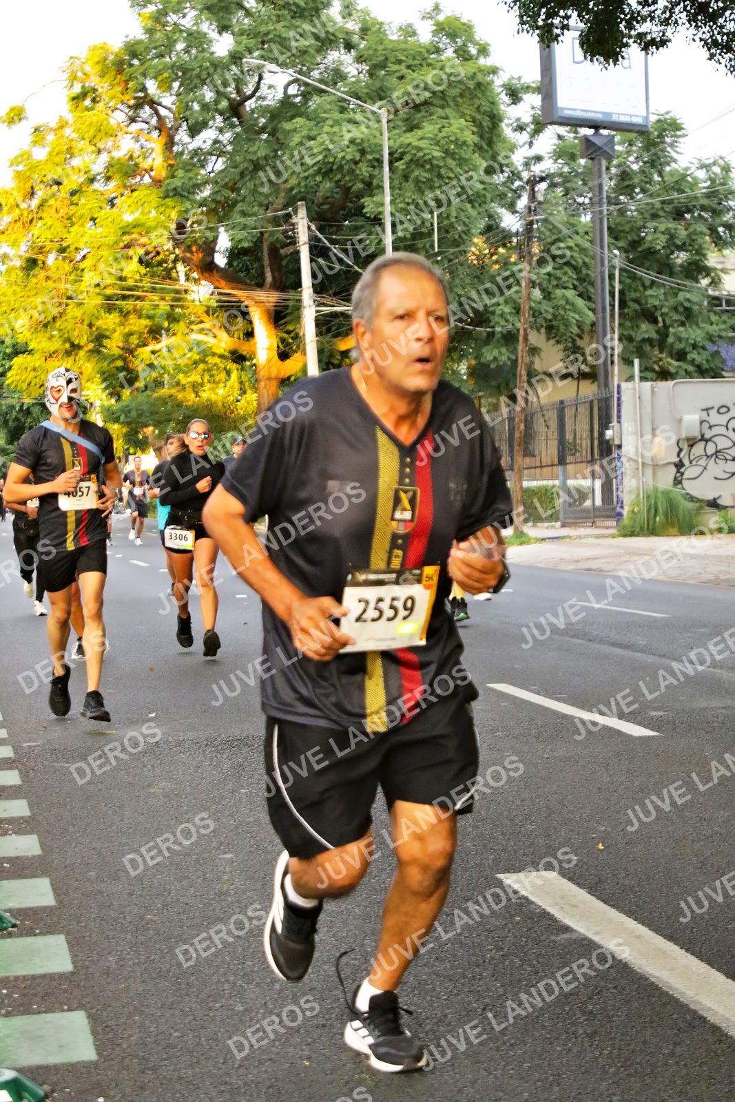 Foto de la X Carrera Leones Negros Red Cola 2026 en Rectoría General de la UdeG, Av. Juárez 976 (meta en Av. Enrique Díaz de León y Pedro Moreno), Guadalajara a las 05:01 · dorsal 2559, 3306, 4057