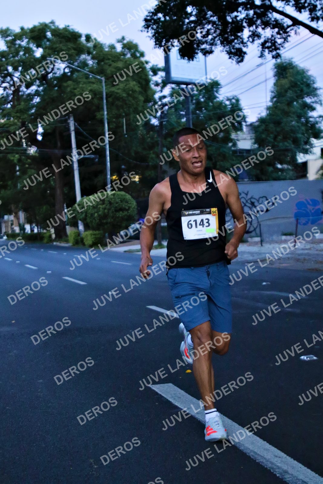 Foto de la X Carrera Leones Negros Red Cola 2026 en Rectoría General de la UdeG, Av. Juárez 976 (meta en Av. Enrique Díaz de León y Pedro Moreno), Guadalajara a las 04:50 · dorsal 6143