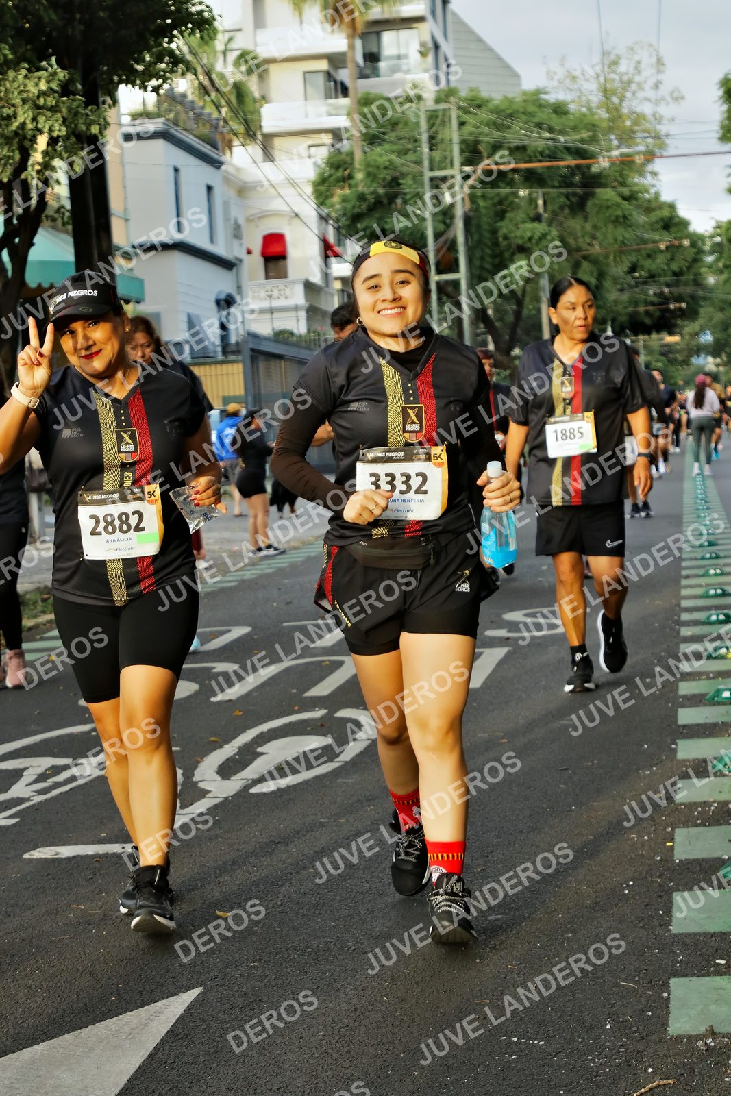 Foto de la X Carrera Leones Negros Red Cola 2026 en Rectoría General de la UdeG, Av. Juárez 976 (meta en Av. Enrique Díaz de León y Pedro Moreno), Guadalajara a las 07:22 · dorsal 2882, 3332, 1885