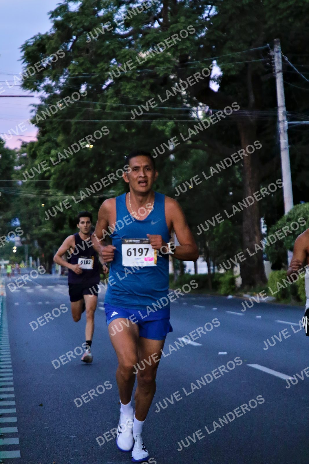 Foto de la X Carrera Leones Negros Red Cola 2026 en Rectoría General de la UdeG, Av. Juárez 976 (meta en Av. Enrique Díaz de León y Pedro Moreno), Guadalajara a las 04:48 · dorsal 6197, 6182
