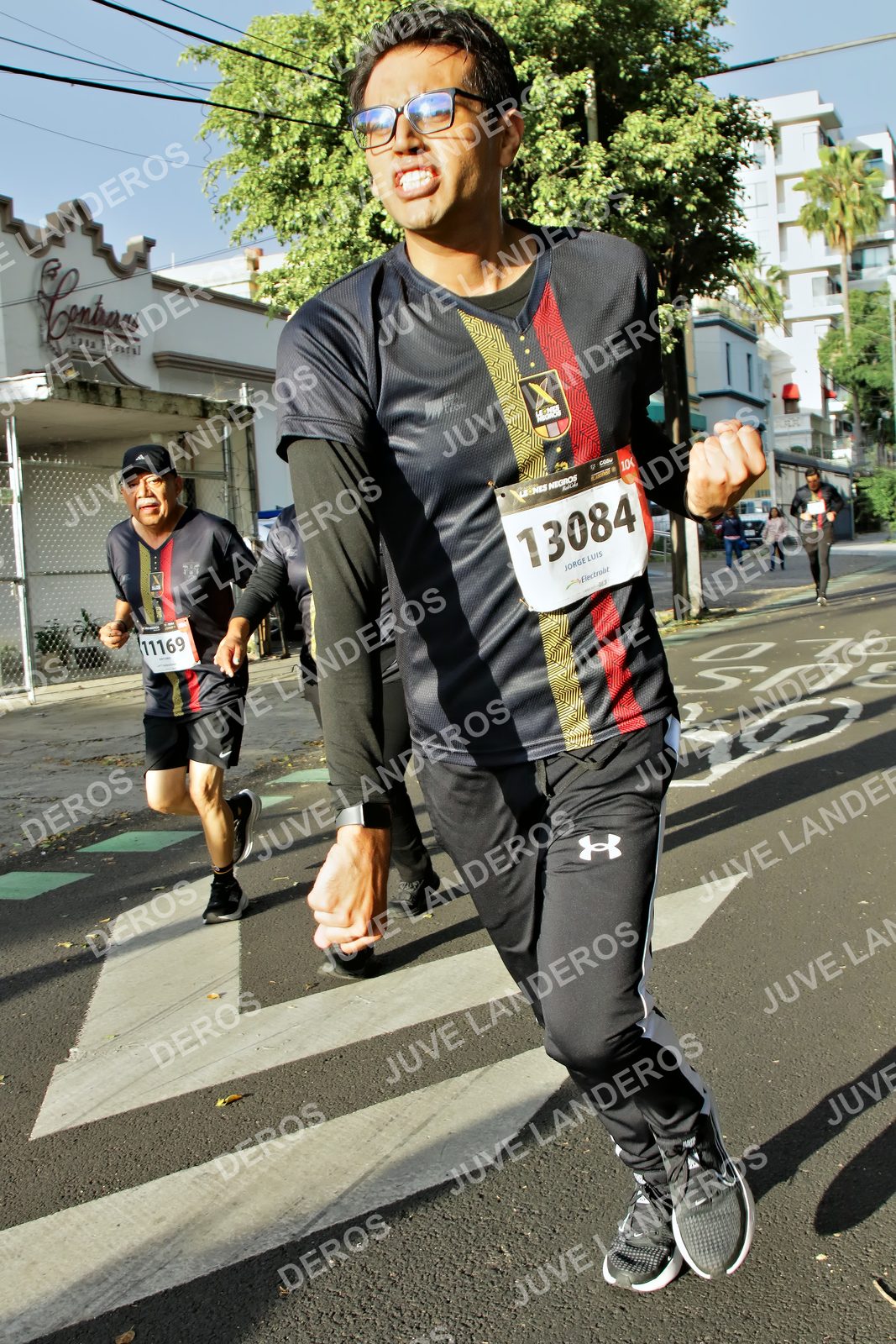 Foto de la X Carrera Leones Negros Red Cola 2026 en Rectoría General de la UdeG, Av. Juárez 976 (meta en Av. Enrique Díaz de León y Pedro Moreno), Guadalajara a las 07:51 · dorsal 13084, 11169