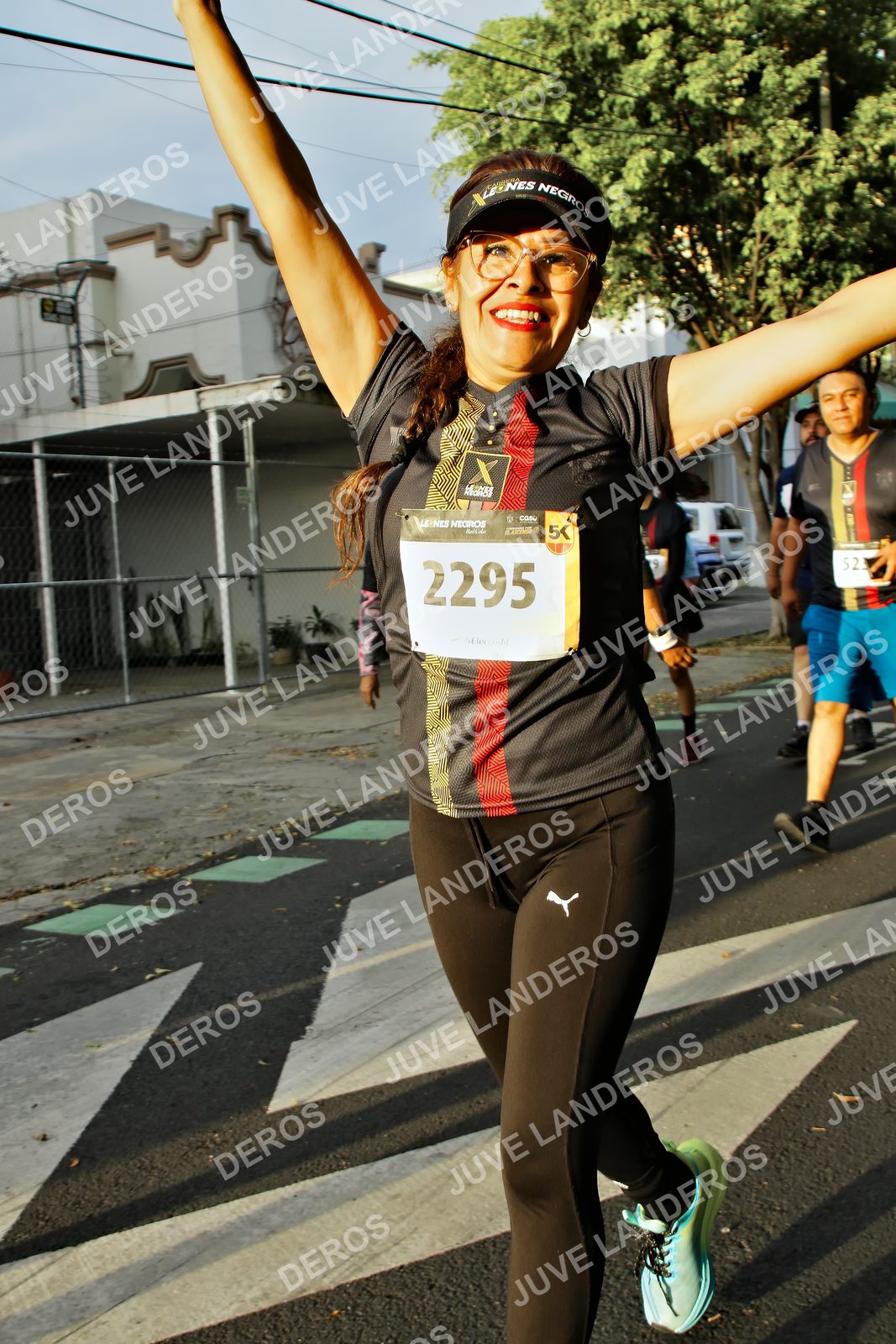 Foto de la X Carrera Leones Negros Red Cola 2026 en Rectoría General de la UdeG, Av. Juárez 976 (meta en Av. Enrique Díaz de León y Pedro Moreno), Guadalajara a las 07:24 · dorsal 2295, 52
