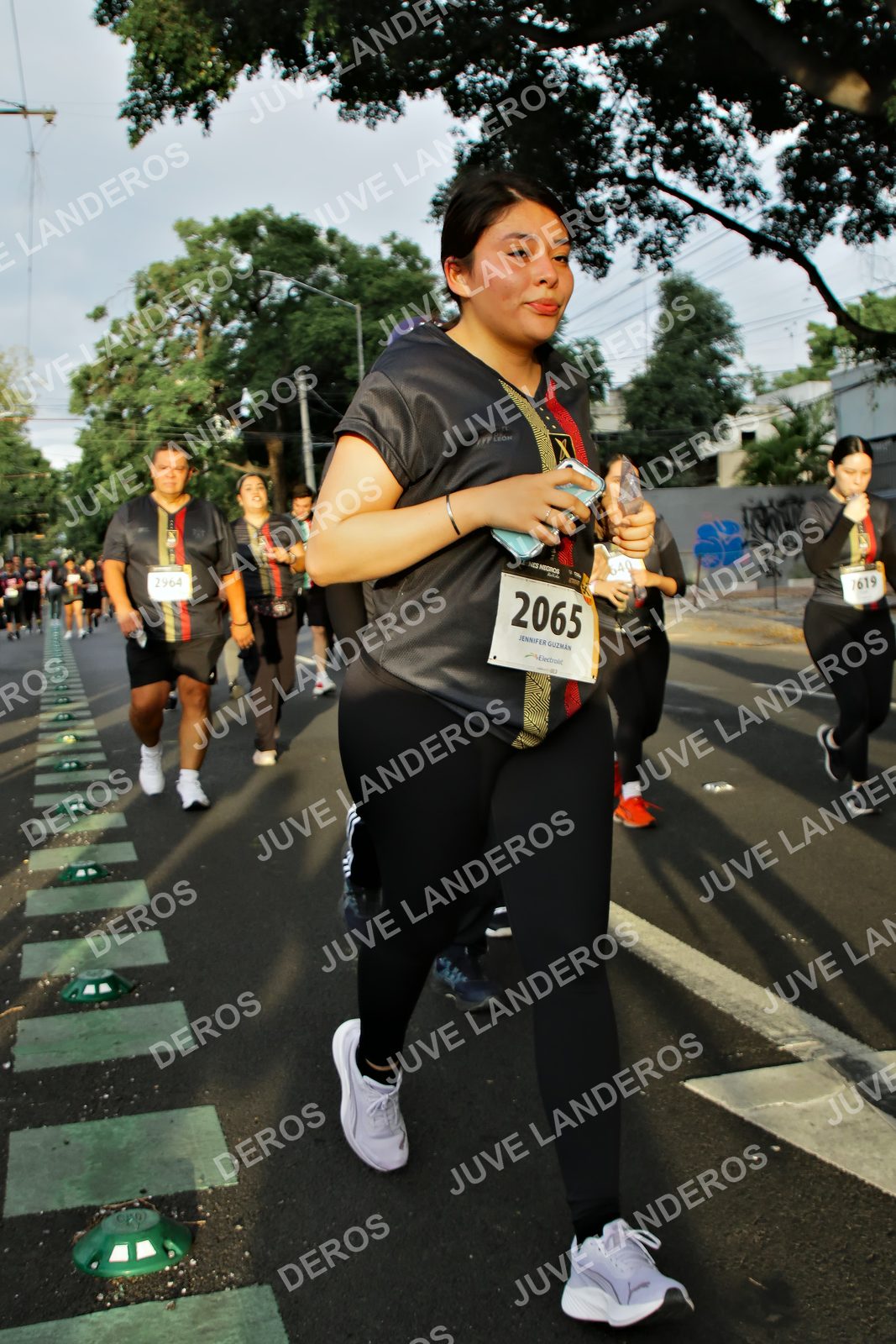 Foto de la X Carrera Leones Negros Red Cola 2026 en Rectoría General de la UdeG, Av. Juárez 976 (meta en Av. Enrique Díaz de León y Pedro Moreno), Guadalajara a las 07:23 · dorsal 2065, 2964, 640