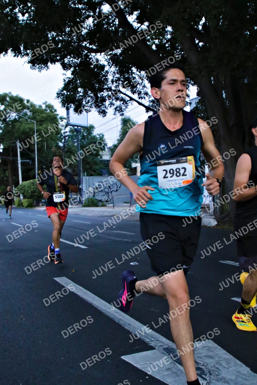 Foto de la X Carrera Leones Negros Red Cola 2026 en Rectoría General de la UdeG, Av. Juárez 976 (meta en Av. Enrique Díaz de León y Pedro Moreno), Guadalajara a las 04:53 · dorsal 2982, 5302