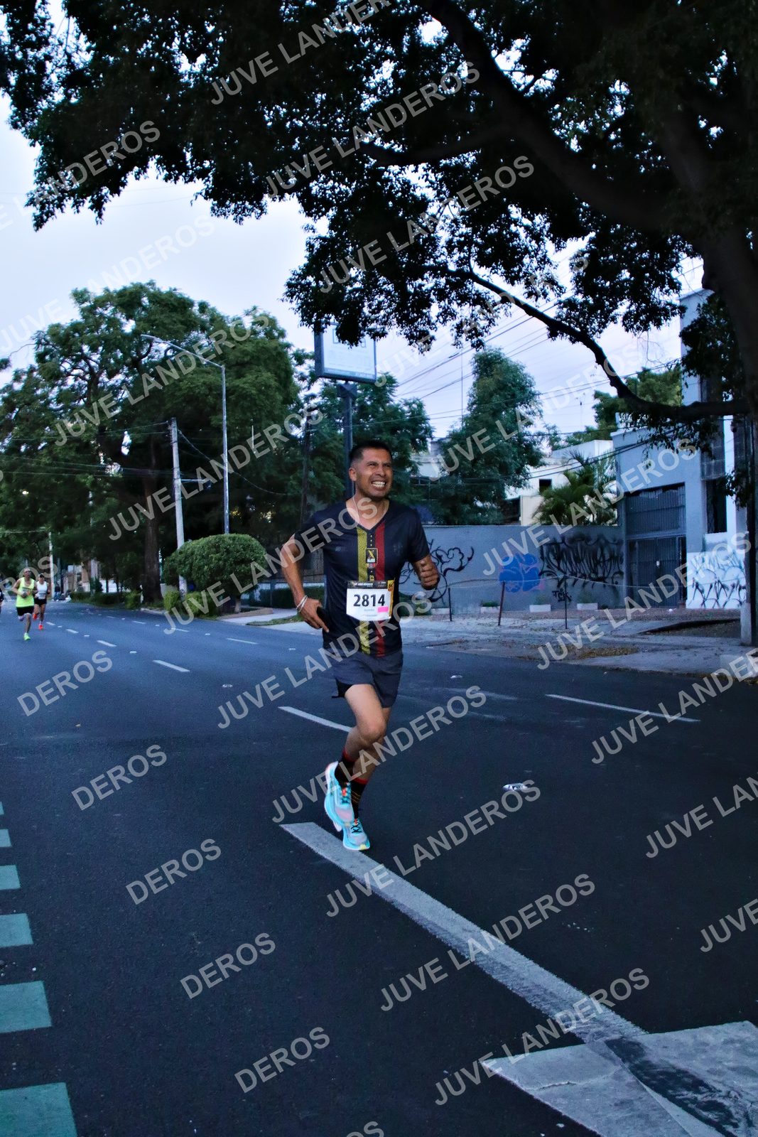 Foto de la X Carrera Leones Negros Red Cola 2026 en Rectoría General de la UdeG, Av. Juárez 976 (meta en Av. Enrique Díaz de León y Pedro Moreno), Guadalajara a las 04:51 · dorsal 2814