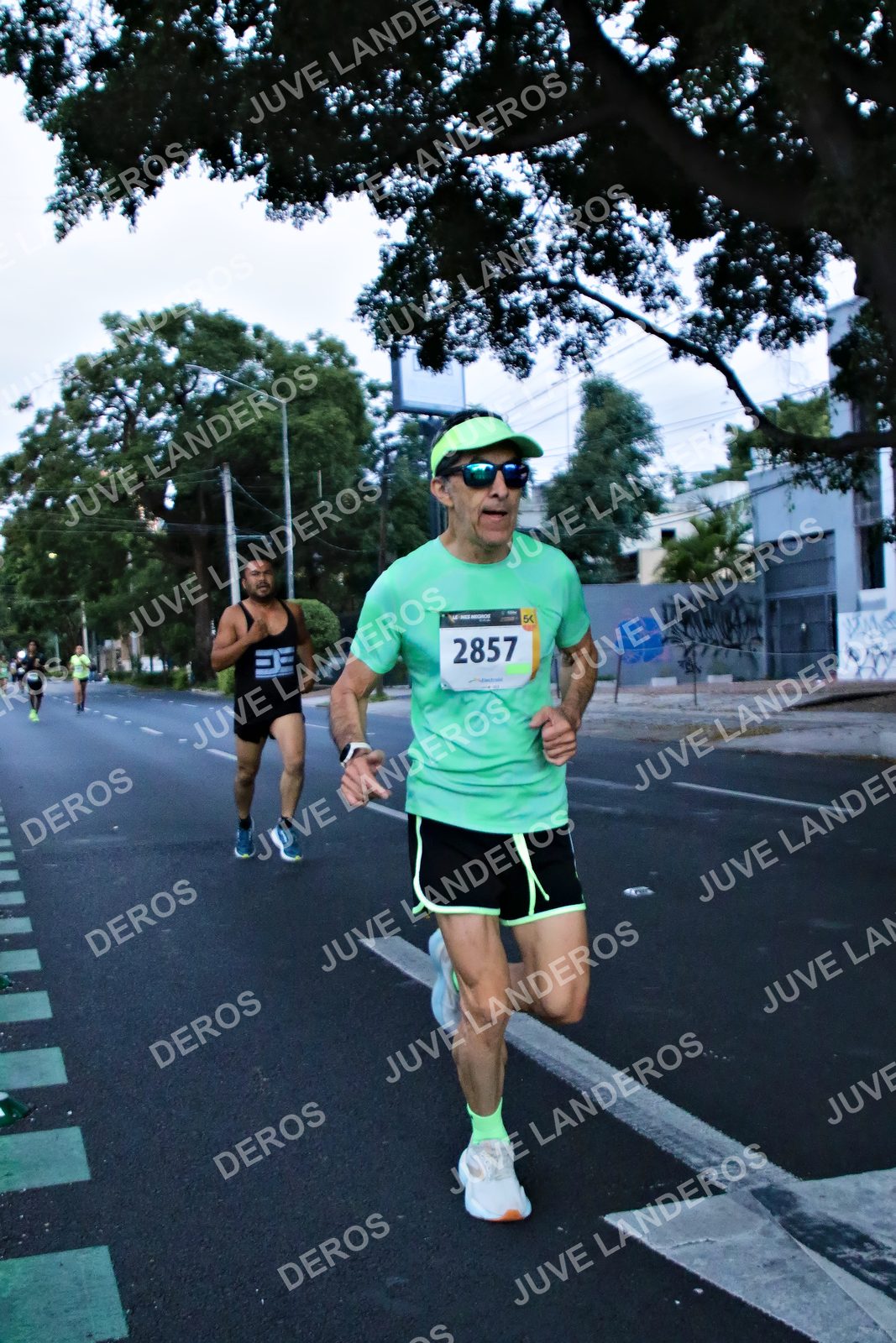 Foto de la X Carrera Leones Negros Red Cola 2026 en Rectoría General de la UdeG, Av. Juárez 976 (meta en Av. Enrique Díaz de León y Pedro Moreno), Guadalajara a las 04:54 · dorsal 2857