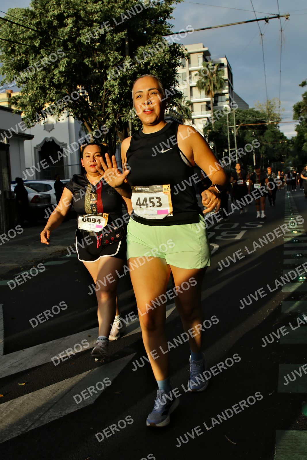Foto de la X Carrera Leones Negros Red Cola 2026 en Rectoría General de la UdeG, Av. Juárez 976 (meta en Av. Enrique Díaz de León y Pedro Moreno), Guadalajara a las 07:25 · dorsal 4453, 6094, 50