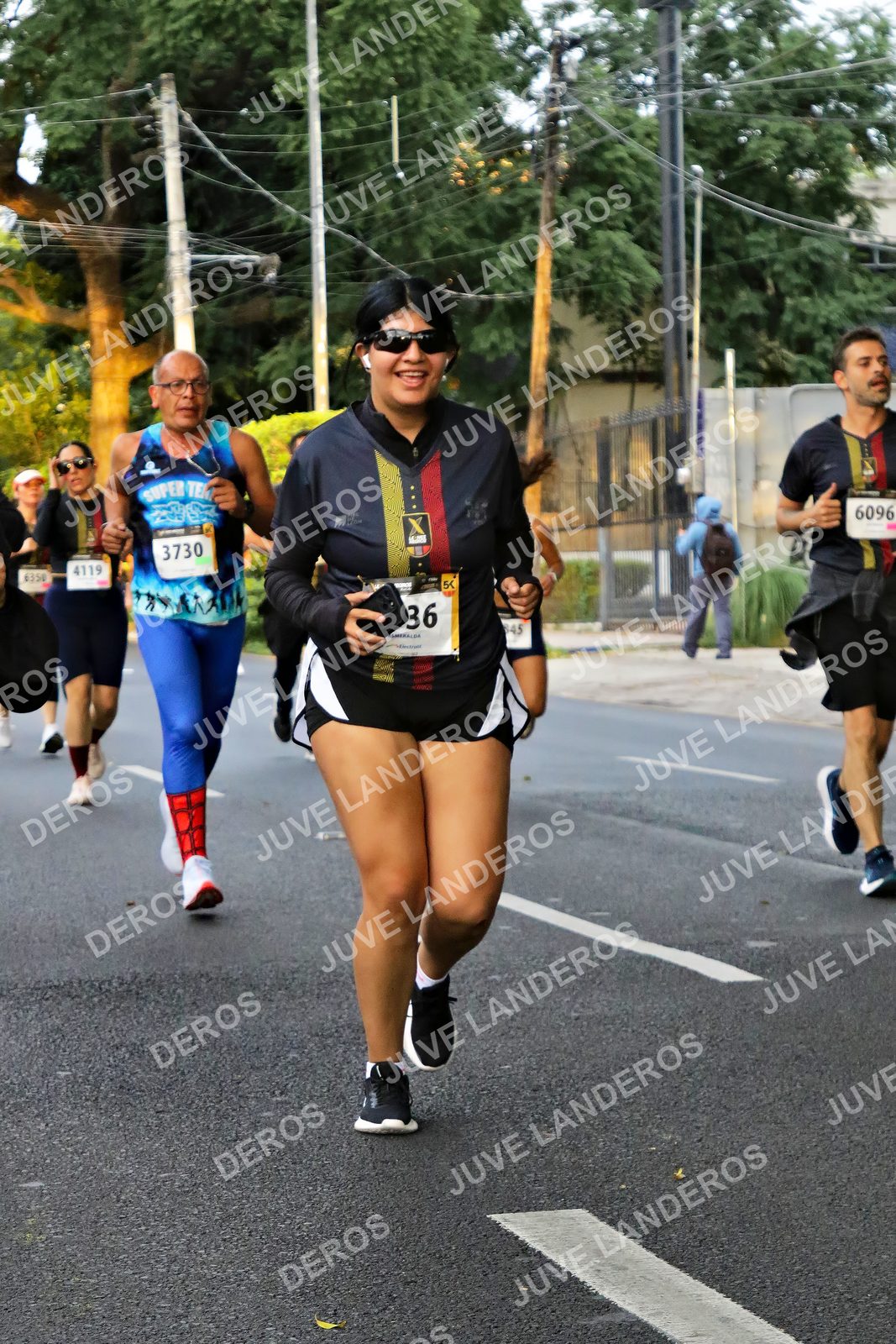 Foto de la X Carrera Leones Negros Red Cola 2026 en Rectoría General de la UdeG, Av. Juárez 976 (meta en Av. Enrique Díaz de León y Pedro Moreno), Guadalajara a las 05:05 · dorsal 6096, 4119, 3730, 36