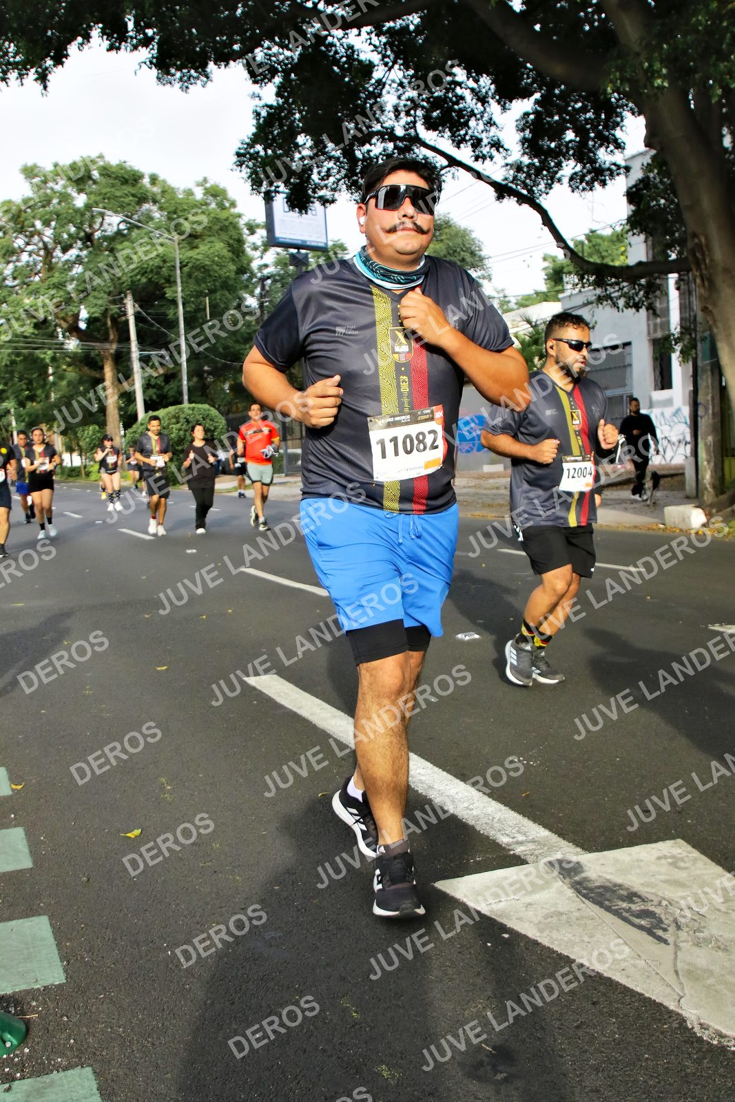 Foto de la X Carrera Leones Negros Red Cola 2026 en Rectoría General de la UdeG, Av. Juárez 976 (meta en Av. Enrique Díaz de León y Pedro Moreno), Guadalajara a las 08:05 · dorsal 11082, 12004