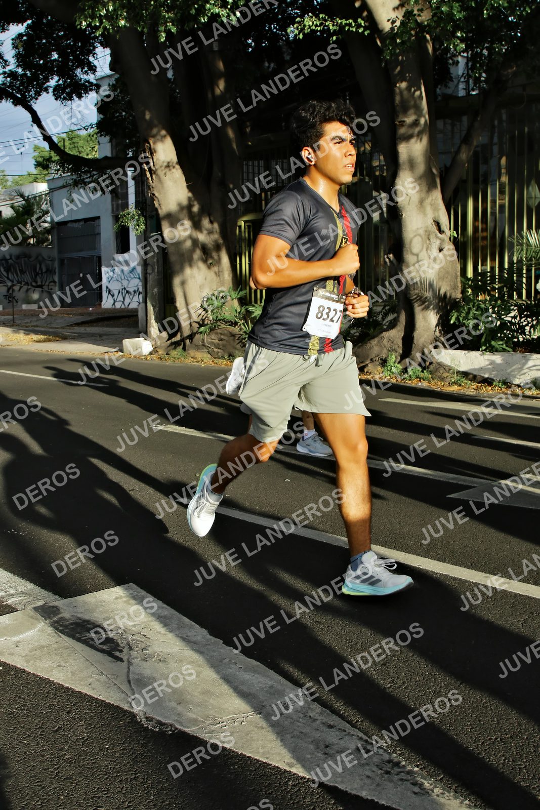 Foto de la X Carrera Leones Negros Red Cola 2026 en Rectoría General de la UdeG, Av. Juárez 976 (meta en Av. Enrique Díaz de León y Pedro Moreno), Guadalajara a las 07:46 · dorsal 8327