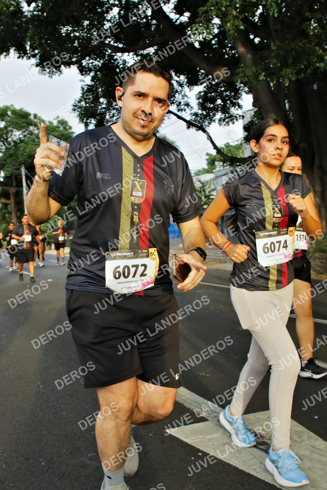 Foto de la X Carrera Leones Negros Red Cola 2026 en Rectoría General de la UdeG, Av. Juárez 976 (meta en Av. Enrique Díaz de León y Pedro Moreno), Guadalajara a las 07:22 · dorsal 6072, 6074, 1574
