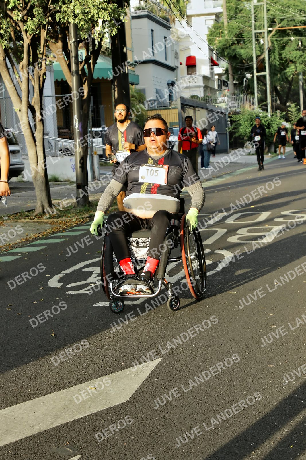 Foto de la X Carrera Leones Negros Red Cola 2026 en Rectoría General de la UdeG, Av. Juárez 976 (meta en Av. Enrique Díaz de León y Pedro Moreno), Guadalajara a las 07:36 · dorsal 105, 1263