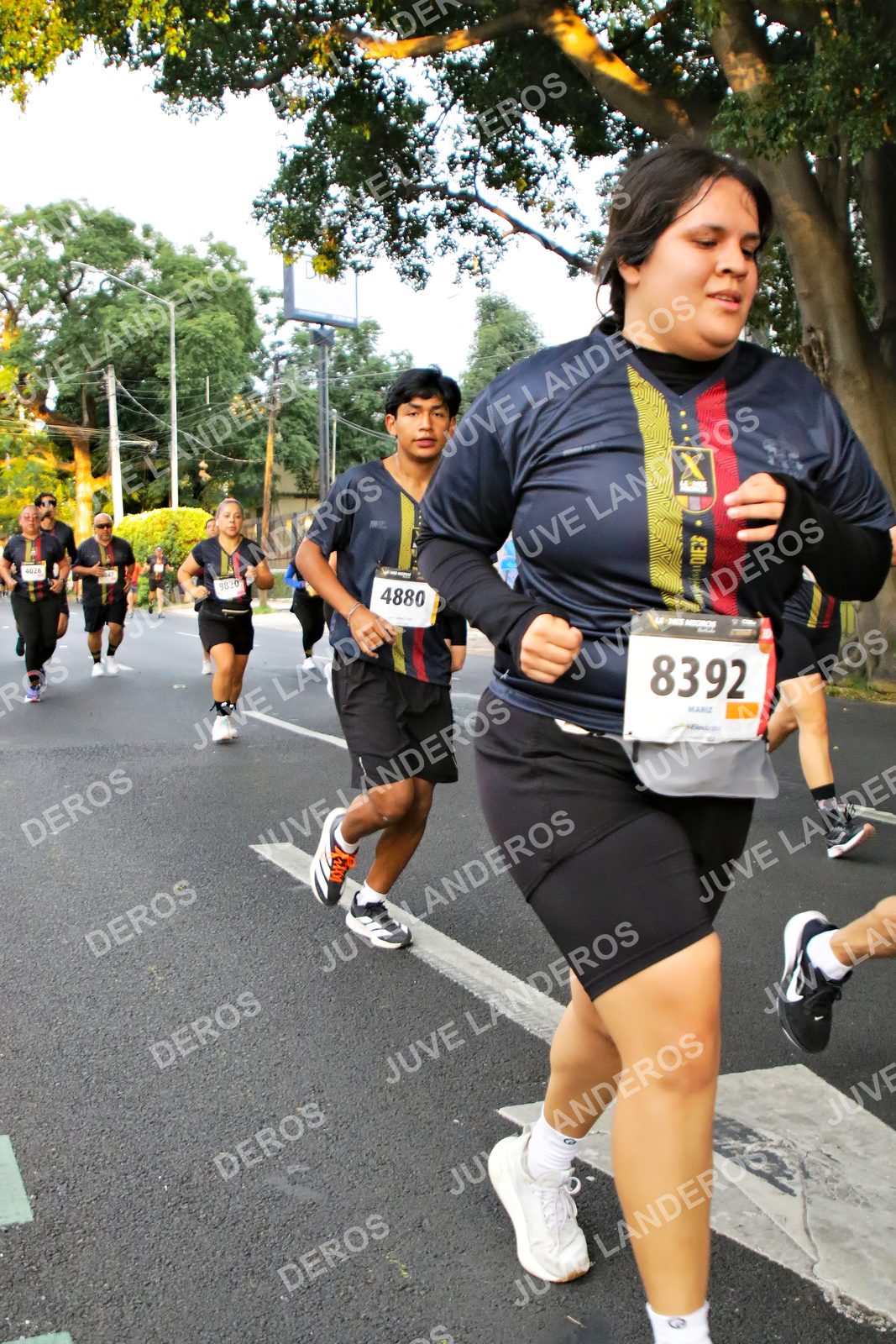 Foto de la X Carrera Leones Negros Red Cola 2026 en Rectoría General de la UdeG, Av. Juárez 976 (meta en Av. Enrique Díaz de León y Pedro Moreno), Guadalajara a las 05:05 · dorsal 8392, 4880, 9820, 4026