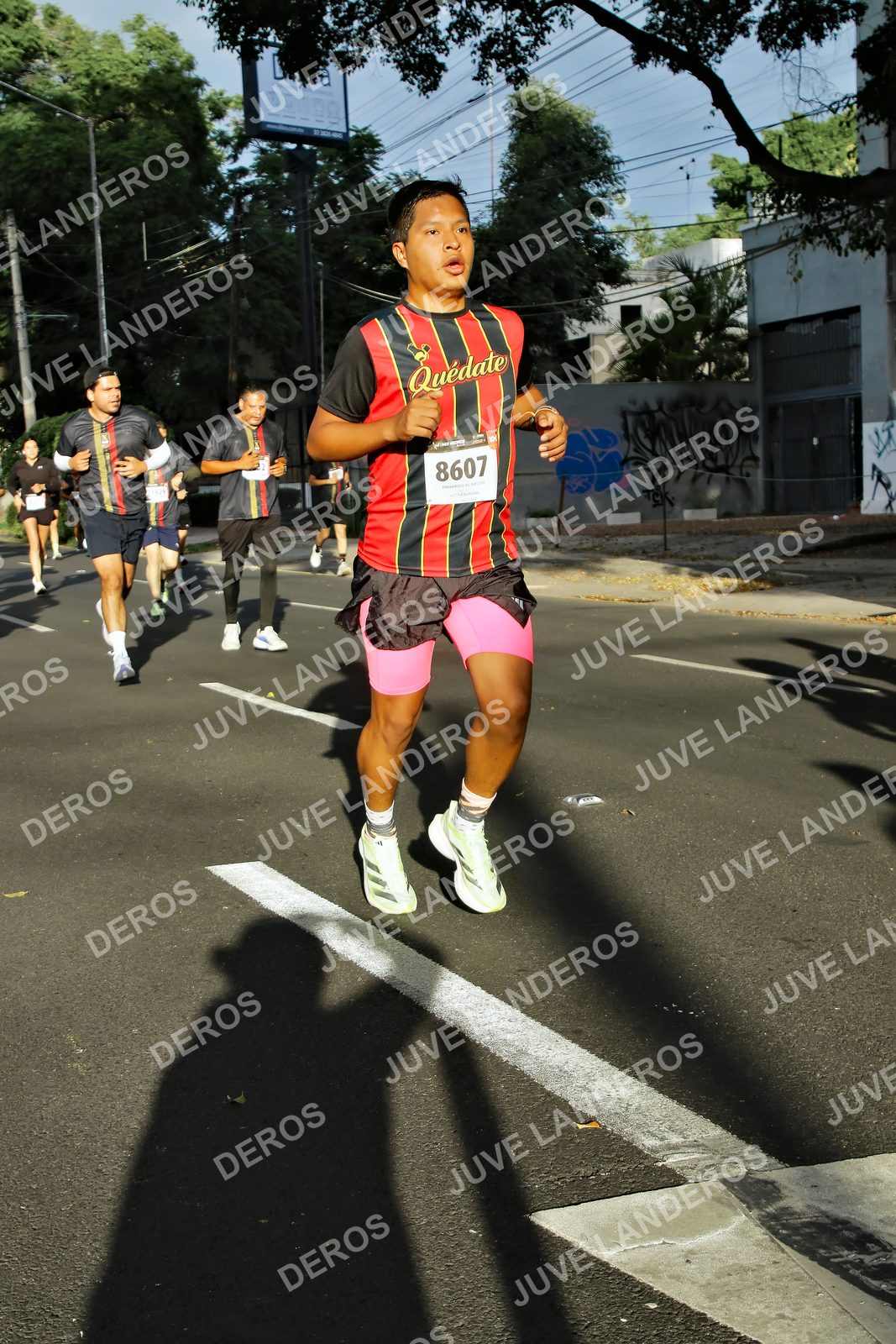 Foto de la X Carrera Leones Negros Red Cola 2026 en Rectoría General de la UdeG, Av. Juárez 976 (meta en Av. Enrique Díaz de León y Pedro Moreno), Guadalajara a las 07:46 · dorsal 8607