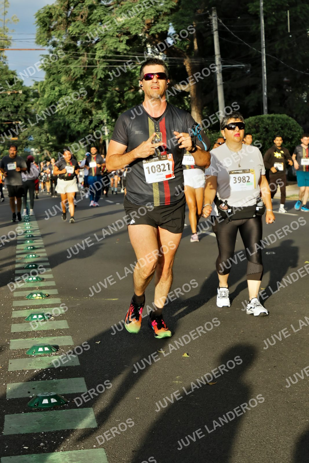 Foto de la X Carrera Leones Negros Red Cola 2026 en Rectoría General de la UdeG, Av. Juárez 976 (meta en Av. Enrique Díaz de León y Pedro Moreno), Guadalajara a las 07:37 · dorsal 3982, 10821, 1822
