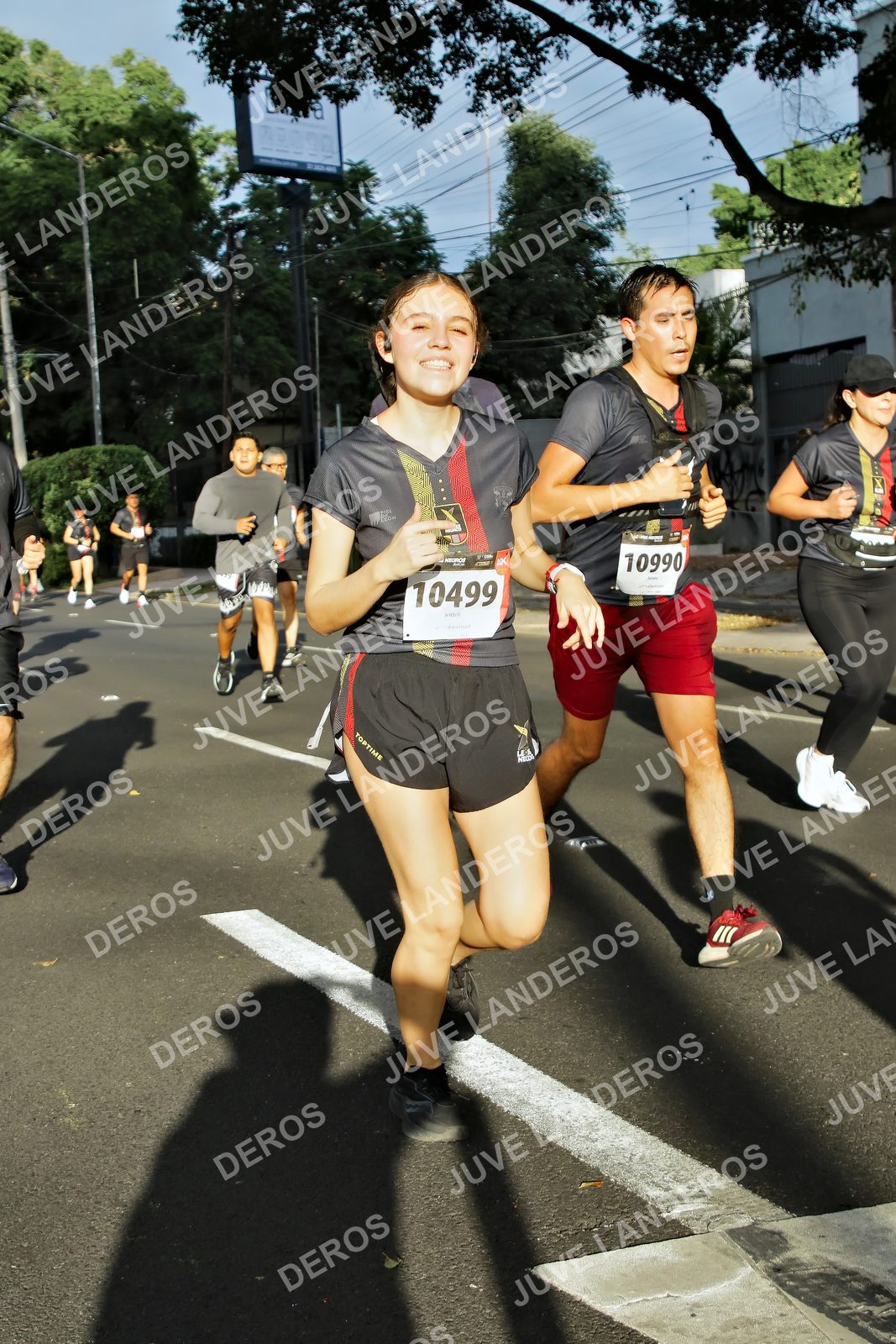Foto de la X Carrera Leones Negros Red Cola 2026 en Rectoría General de la UdeG, Av. Juárez 976 (meta en Av. Enrique Díaz de León y Pedro Moreno), Guadalajara a las 07:48 · dorsal 10499, 10990