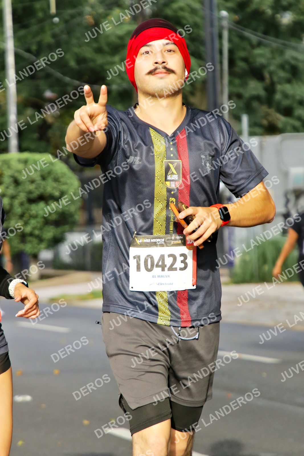 Foto de la X Carrera Leones Negros Red Cola 2026 en Rectoría General de la UdeG, Av. Juárez 976 (meta en Av. Enrique Díaz de León y Pedro Moreno), Guadalajara a las 08:12 · dorsal 10423