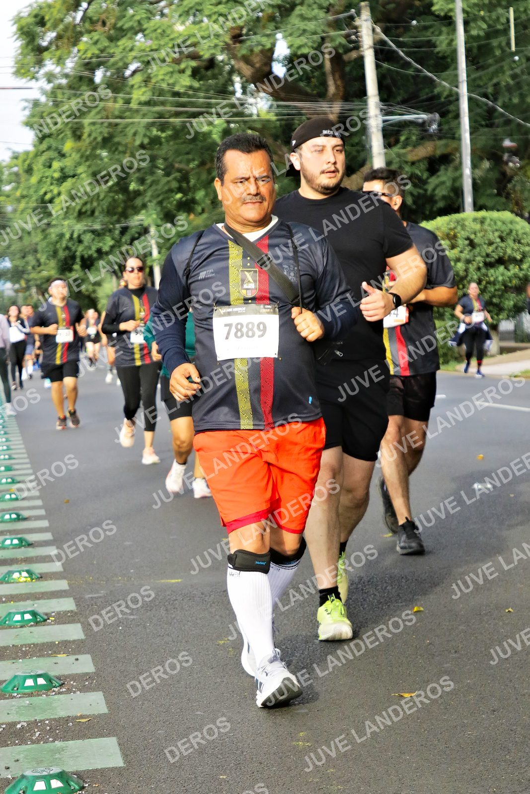 Foto de la X Carrera Leones Negros Red Cola 2026 en Rectoría General de la UdeG, Av. Juárez 976 (meta en Av. Enrique Díaz de León y Pedro Moreno), Guadalajara a las 08:06 · dorsal 7889
