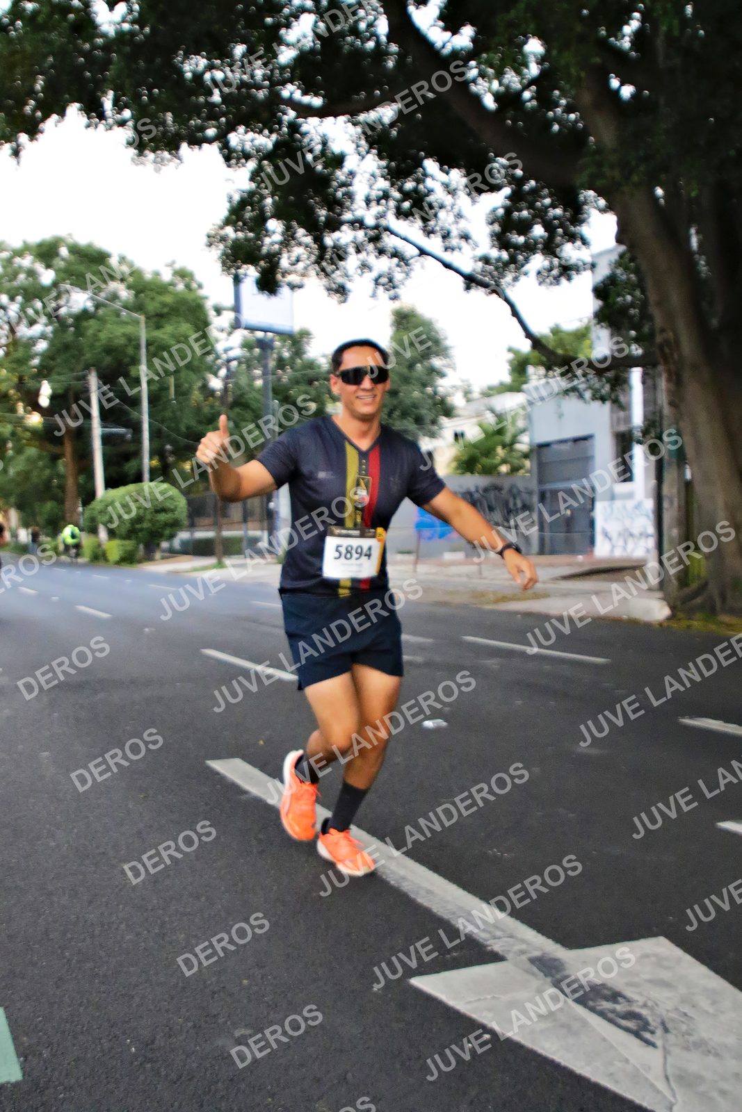 Foto de la X Carrera Leones Negros Red Cola 2026 en Rectoría General de la UdeG, Av. Juárez 976 (meta en Av. Enrique Díaz de León y Pedro Moreno), Guadalajara a las 04:58 · dorsal 5894