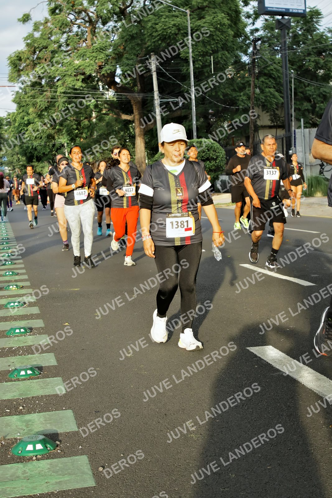 Foto de la X Carrera Leones Negros Red Cola 2026 en Rectoría General de la UdeG, Av. Juárez 976 (meta en Av. Enrique Díaz de León y Pedro Moreno), Guadalajara a las 07:33 · dorsal 1381, 3137, 4837, 4687