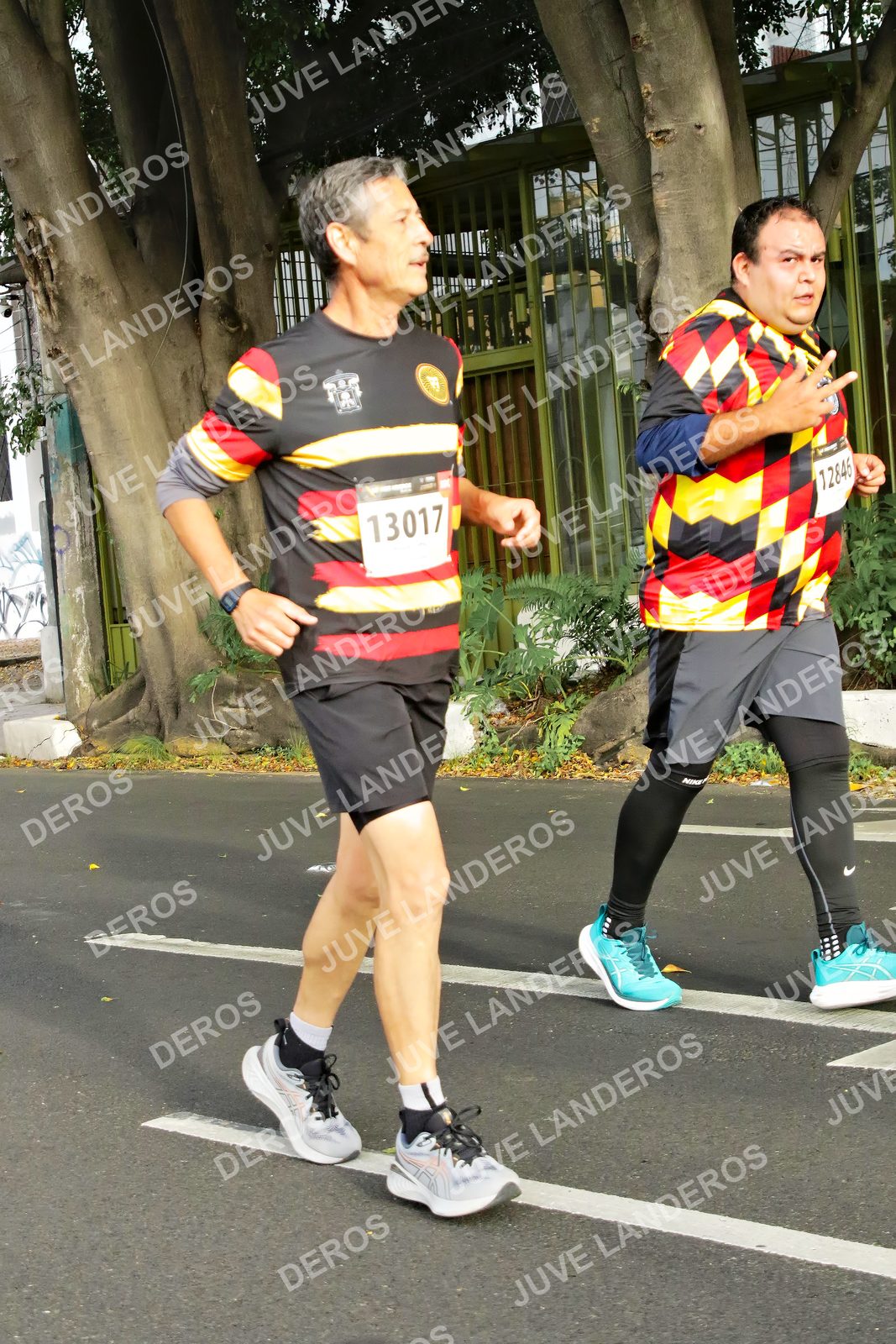 Foto de la X Carrera Leones Negros Red Cola 2026 en Rectoría General de la UdeG, Av. Juárez 976 (meta en Av. Enrique Díaz de León y Pedro Moreno), Guadalajara a las 08:09 · dorsal 13017, 12846