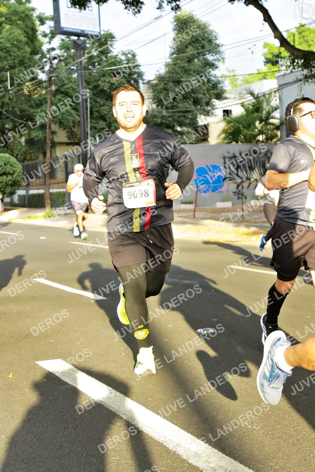 Foto de la X Carrera Leones Negros Red Cola 2026 en Rectoría General de la UdeG, Av. Juárez 976 (meta en Av. Enrique Díaz de León y Pedro Moreno), Guadalajara a las 07:41 · dorsal 9098