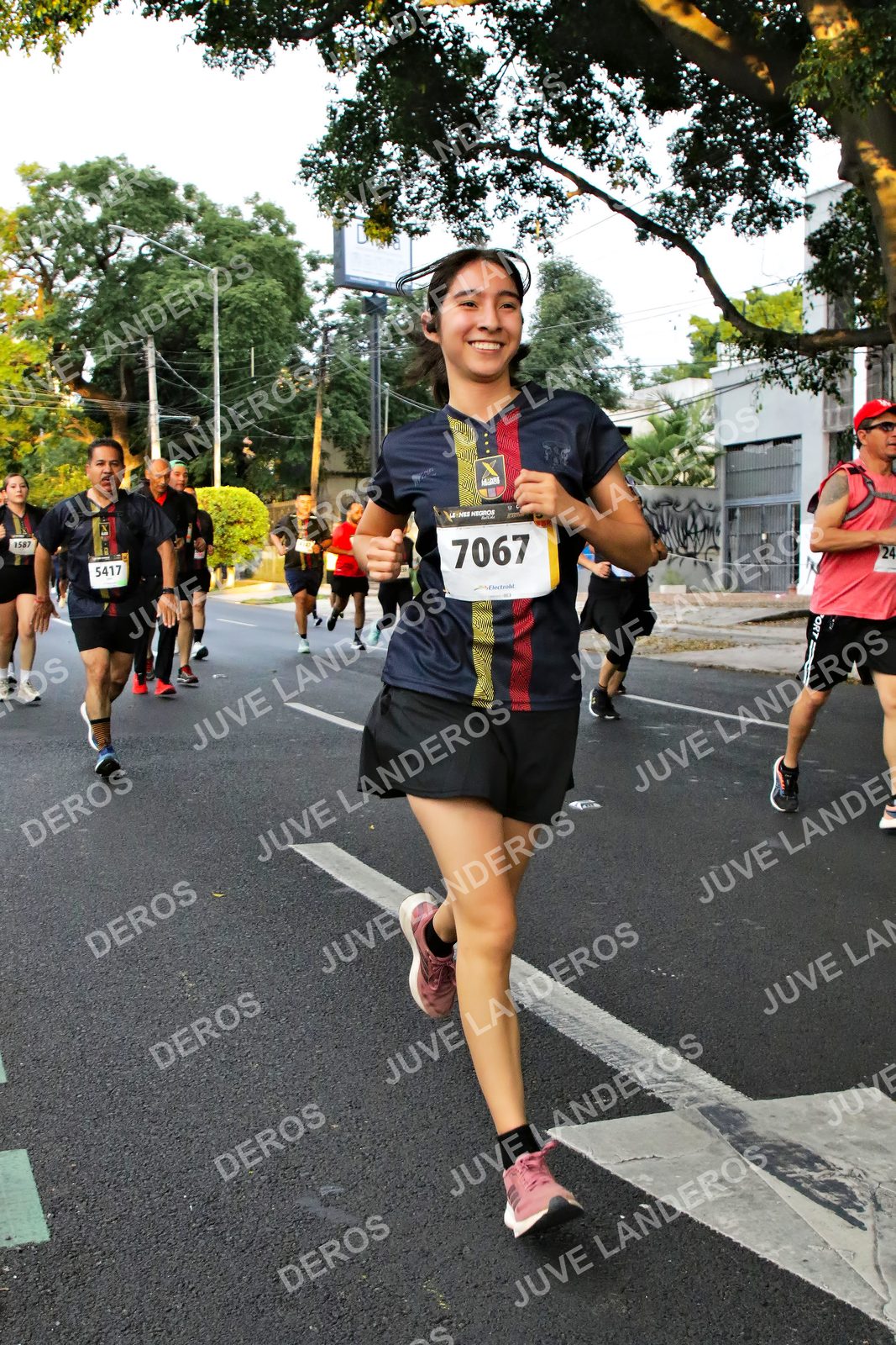 Foto de la X Carrera Leones Negros Red Cola 2026 en Rectoría General de la UdeG, Av. Juárez 976 (meta en Av. Enrique Díaz de León y Pedro Moreno), Guadalajara a las 05:06 · dorsal 7067, 5417, 1587, 24
