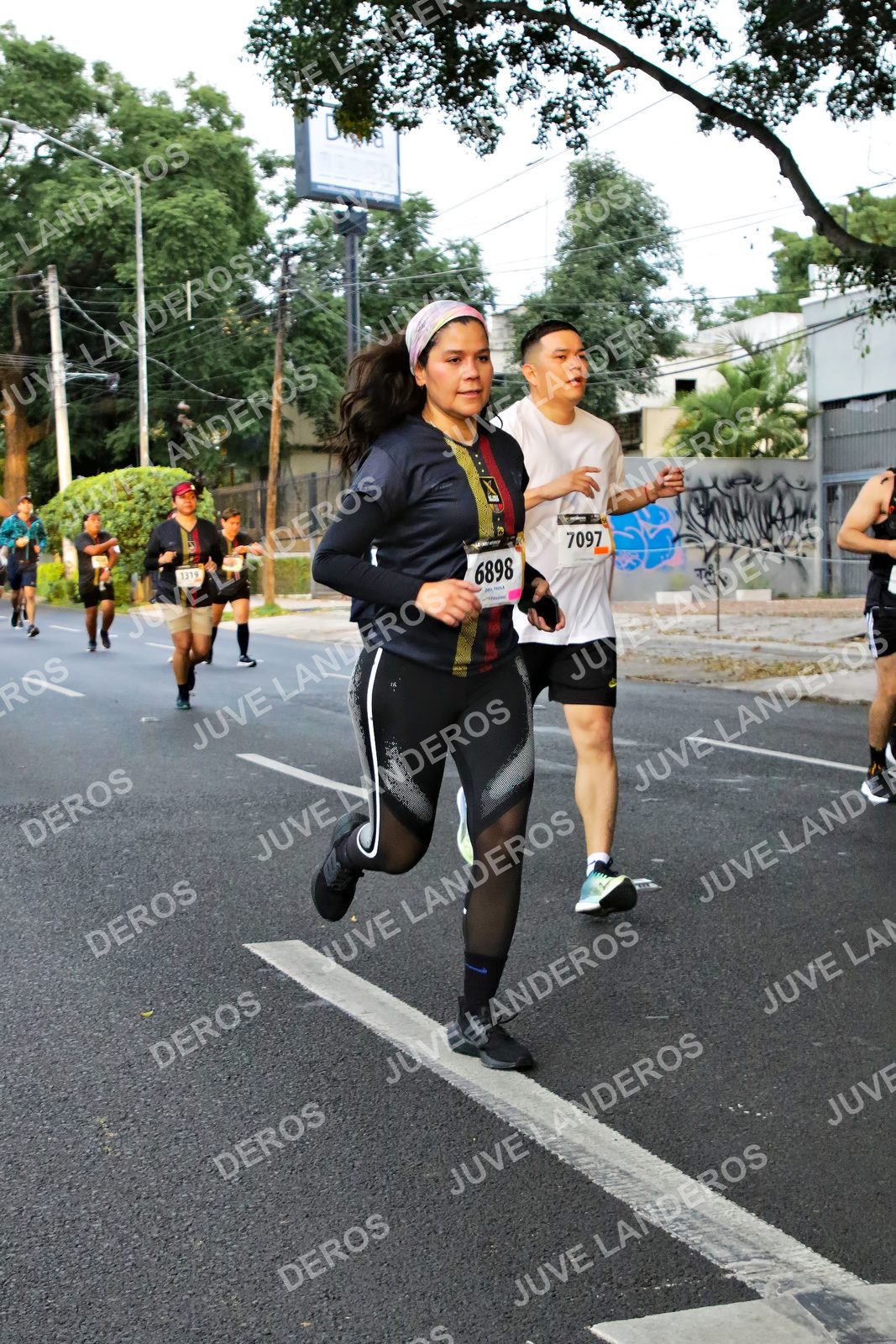 Foto de la X Carrera Leones Negros Red Cola 2026 en Rectoría General de la UdeG, Av. Juárez 976 (meta en Av. Enrique Díaz de León y Pedro Moreno), Guadalajara a las 05:08 · dorsal 6898, 7097