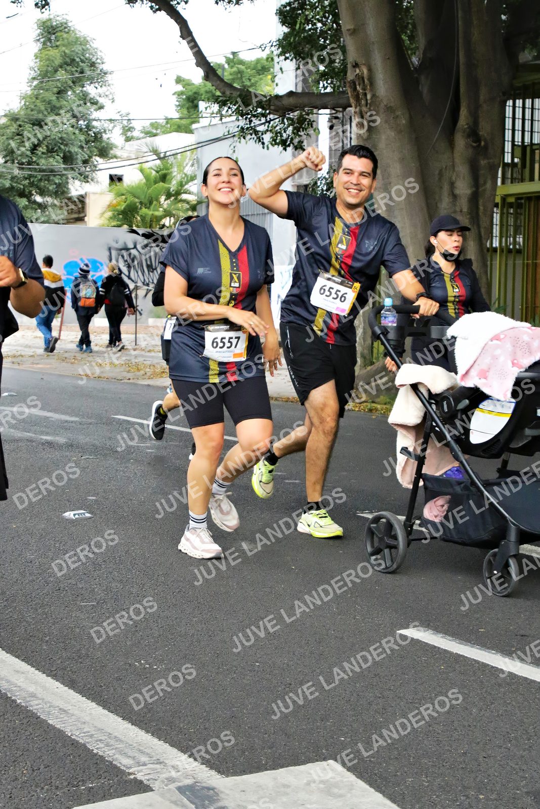 Foto de la X Carrera Leones Negros Red Cola 2026 en Rectoría General de la UdeG, Av. Juárez 976 (meta en Av. Enrique Díaz de León y Pedro Moreno), Guadalajara a las 07:15 · dorsal 6557, 6556