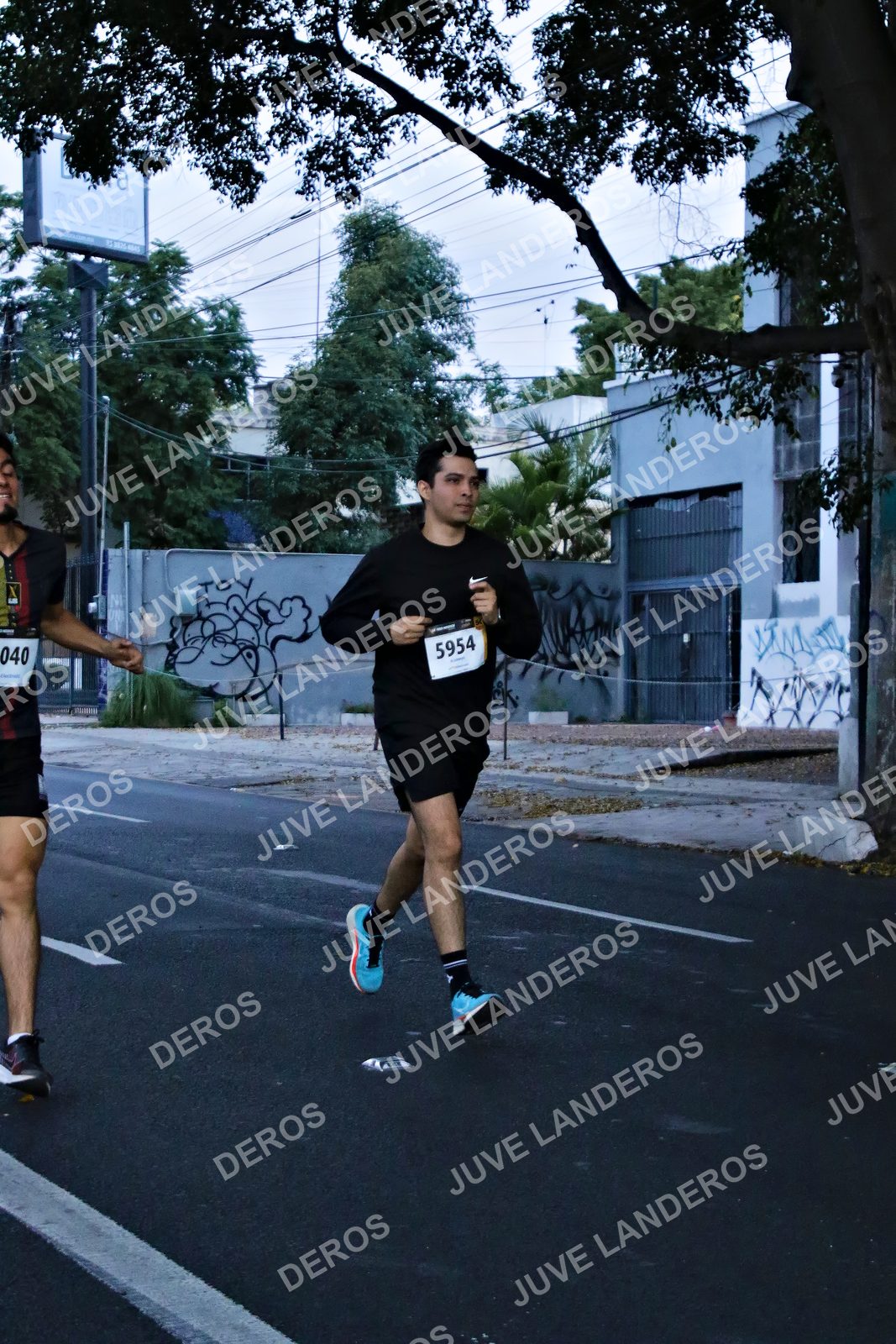 Foto de la X Carrera Leones Negros Red Cola 2026 en Rectoría General de la UdeG, Av. Juárez 976 (meta en Av. Enrique Díaz de León y Pedro Moreno), Guadalajara a las 04:53 · dorsal 40, 5954