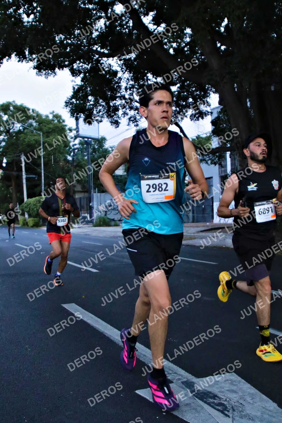 Foto de la X Carrera Leones Negros Red Cola 2026 en Rectoría General de la UdeG, Av. Juárez 976 (meta en Av. Enrique Díaz de León y Pedro Moreno), Guadalajara a las 04:53 · dorsal 2982, 6891, 5302