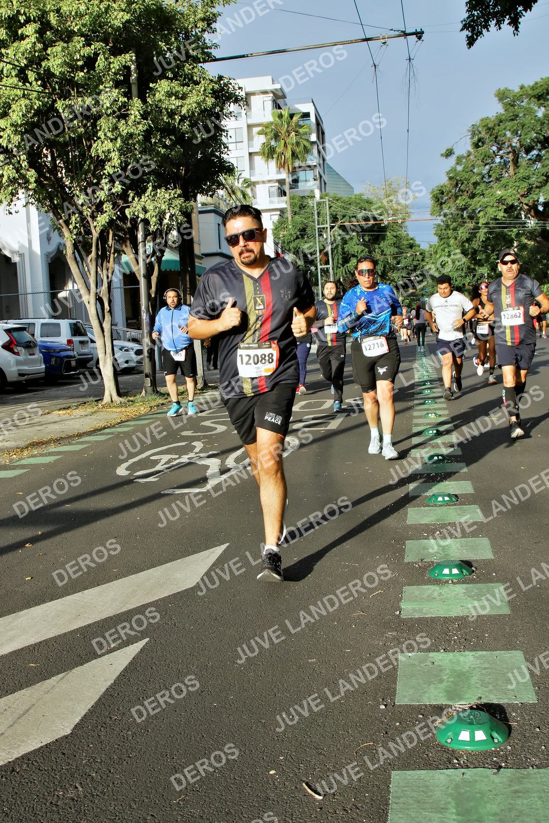 Foto de la X Carrera Leones Negros Red Cola 2026 en Rectoría General de la UdeG, Av. Juárez 976 (meta en Av. Enrique Díaz de León y Pedro Moreno), Guadalajara a las 07:57 · dorsal 12088, 12716, 12862