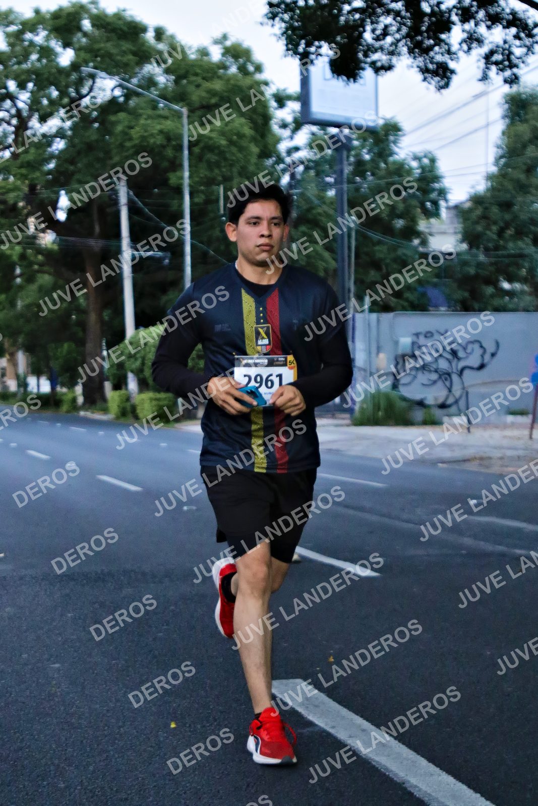 Foto de la X Carrera Leones Negros Red Cola 2026 en Rectoría General de la UdeG, Av. Juárez 976 (meta en Av. Enrique Díaz de León y Pedro Moreno), Guadalajara a las 04:54 · dorsal 2961