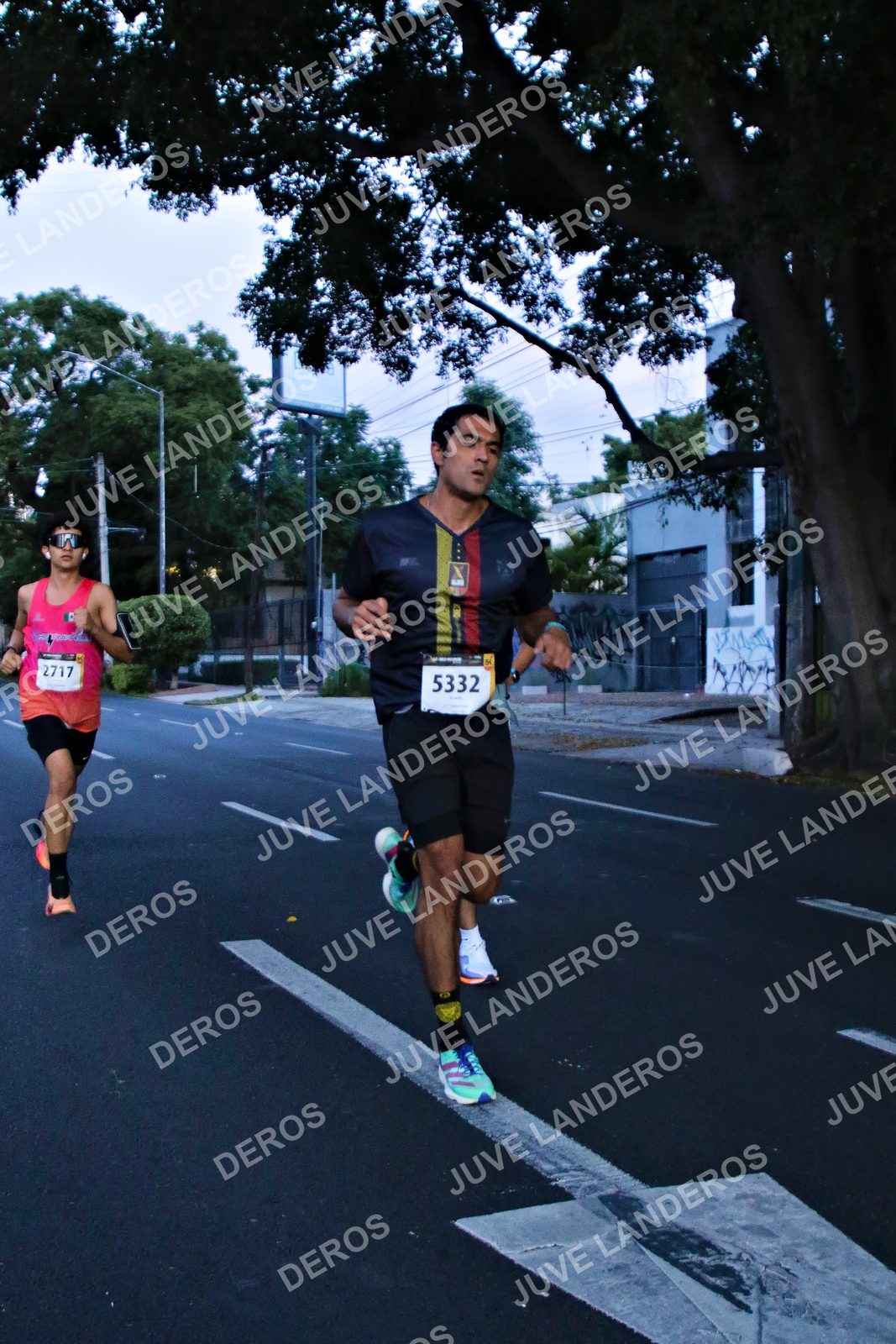 Foto de la X Carrera Leones Negros Red Cola 2026 en Rectoría General de la UdeG, Av. Juárez 976 (meta en Av. Enrique Díaz de León y Pedro Moreno), Guadalajara a las 04:51 · dorsal 5332, 2717