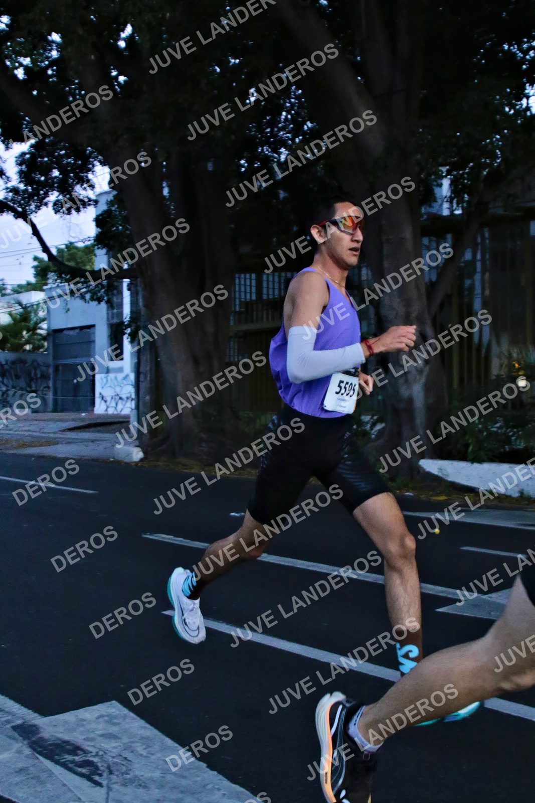 Foto de la X Carrera Leones Negros Red Cola 2026 en Rectoría General de la UdeG, Av. Juárez 976 (meta en Av. Enrique Díaz de León y Pedro Moreno), Guadalajara a las 04:50 · dorsal 5595