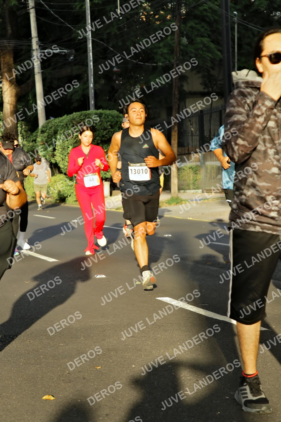Foto de la X Carrera Leones Negros Red Cola 2026 en Rectoría General de la UdeG, Av. Juárez 976 (meta en Av. Enrique Díaz de León y Pedro Moreno), Guadalajara a las 07:28 · dorsal 13010, 44