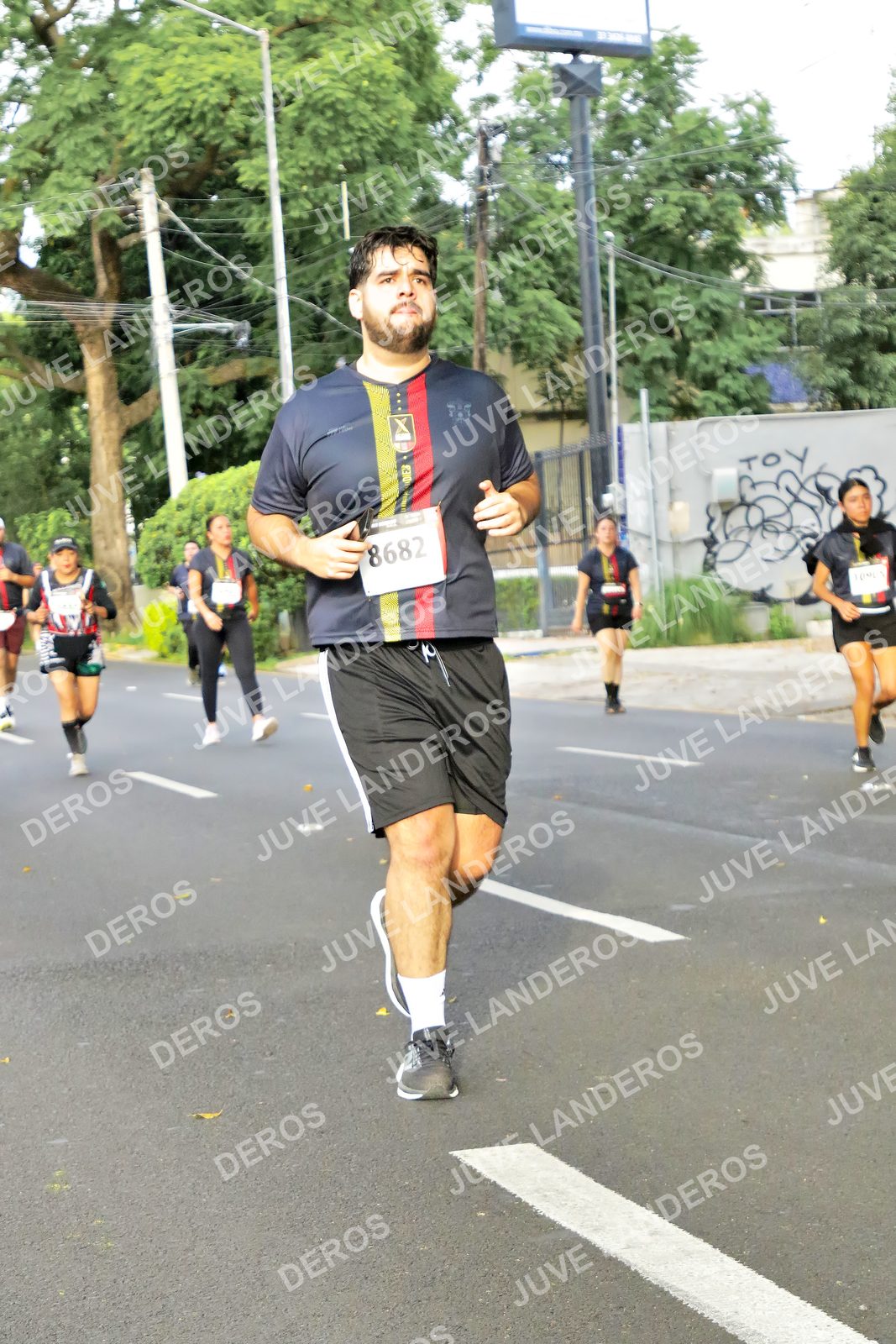 Foto de la X Carrera Leones Negros Red Cola 2026 en Rectoría General de la UdeG, Av. Juárez 976 (meta en Av. Enrique Díaz de León y Pedro Moreno), Guadalajara a las 08:07 · dorsal 8682