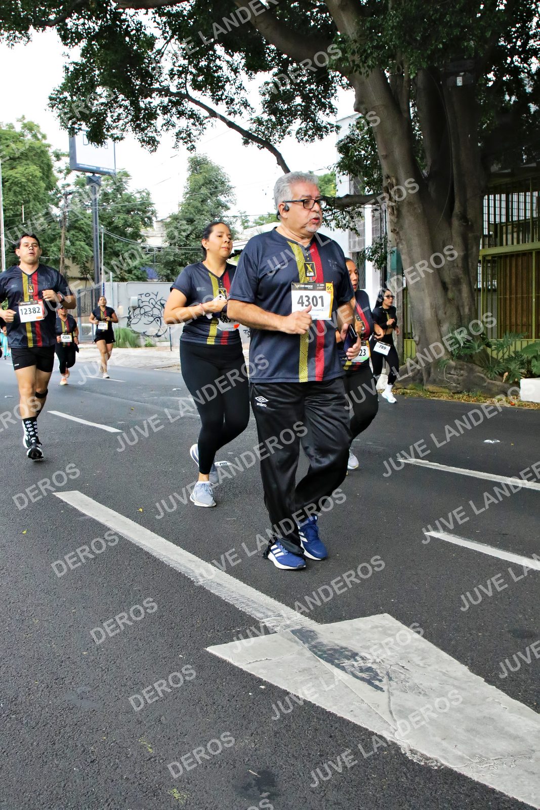 Foto de la X Carrera Leones Negros Red Cola 2026 en Rectoría General de la UdeG, Av. Juárez 976 (meta en Av. Enrique Díaz de León y Pedro Moreno), Guadalajara a las 05:12 · dorsal 12382, 4301, 789