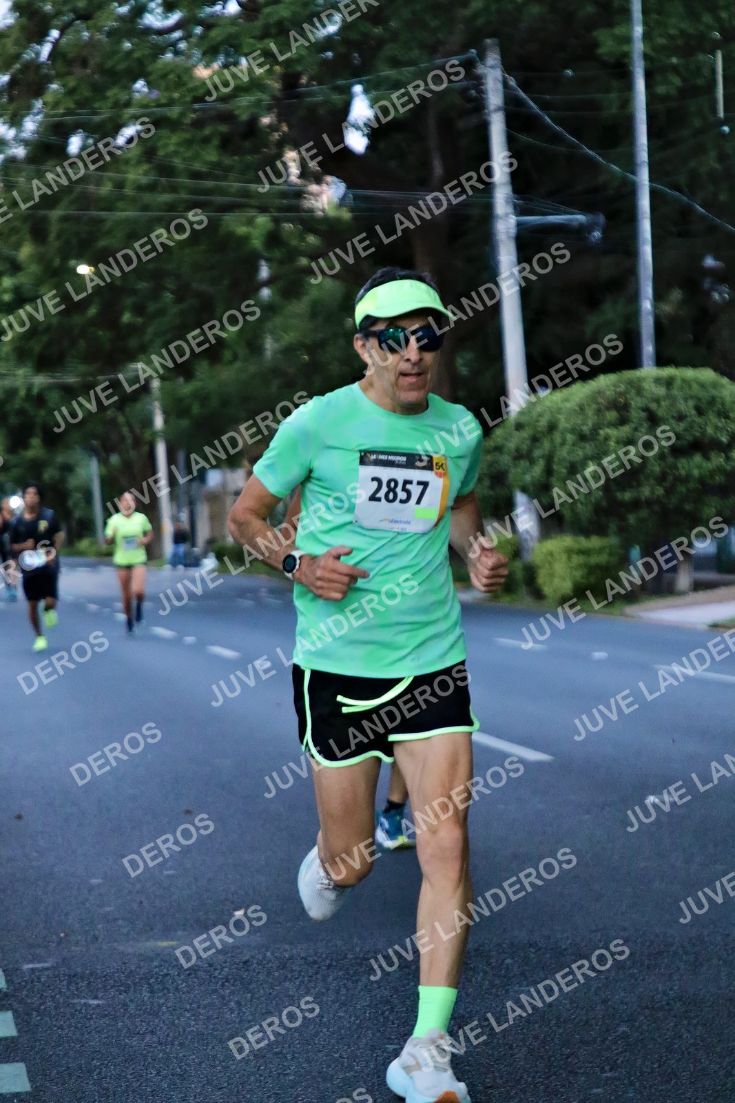 Foto de la X Carrera Leones Negros Red Cola 2026 en Rectoría General de la UdeG, Av. Juárez 976 (meta en Av. Enrique Díaz de León y Pedro Moreno), Guadalajara a las 04:54 · dorsal 2857