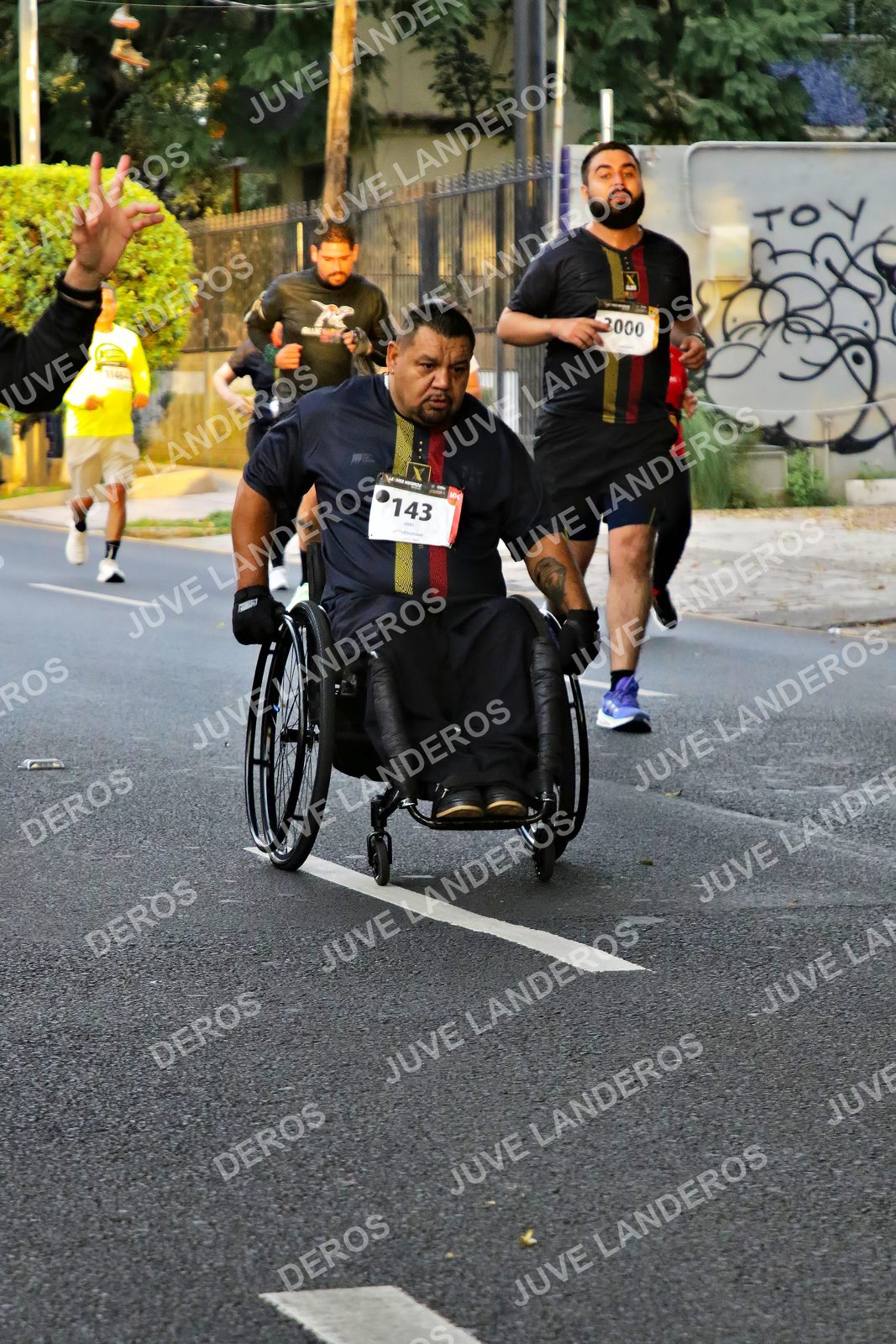 Foto de la X Carrera Leones Negros Red Cola 2026 en Rectoría General de la UdeG, Av. Juárez 976 (meta en Av. Enrique Díaz de León y Pedro Moreno), Guadalajara a las 05:06 · dorsal 143, 2000