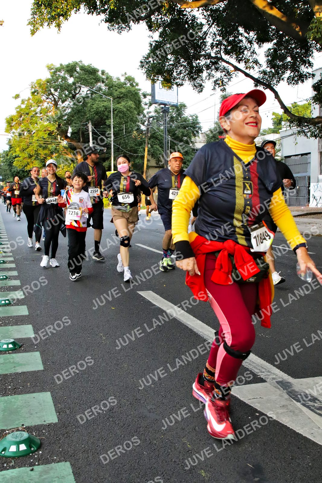 Foto de la X Carrera Leones Negros Red Cola 2026 en Rectoría General de la UdeG, Av. Juárez 976 (meta en Av. Enrique Díaz de León y Pedro Moreno), Guadalajara a las 05:07 · dorsal 2554, 7236, 425, 656