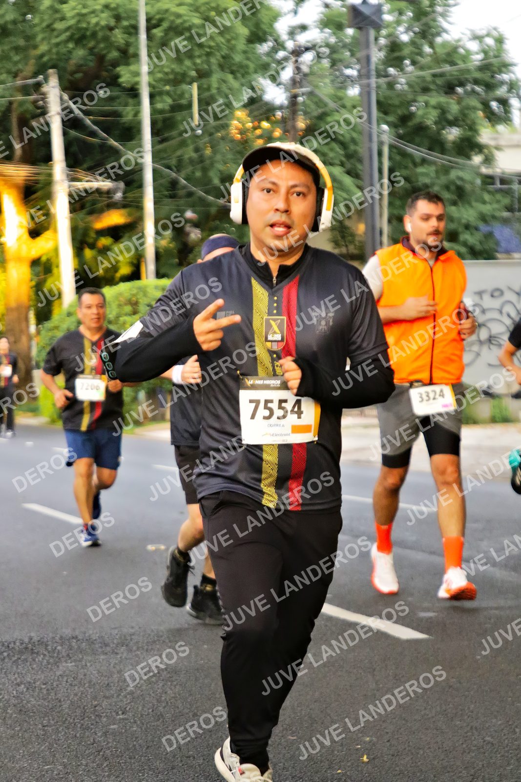 Foto de la X Carrera Leones Negros Red Cola 2026 en Rectoría General de la UdeG, Av. Juárez 976 (meta en Av. Enrique Díaz de León y Pedro Moreno), Guadalajara a las 05:02 · dorsal 7554, 3324