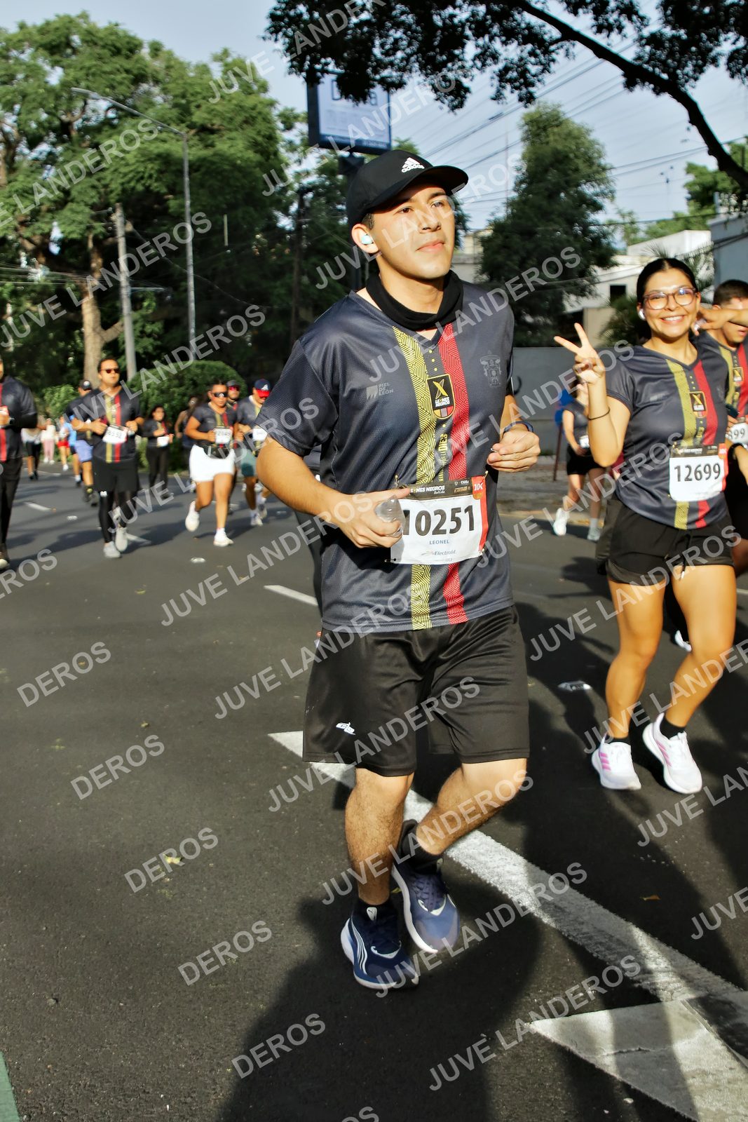 Foto de la X Carrera Leones Negros Red Cola 2026 en Rectoría General de la UdeG, Av. Juárez 976 (meta en Av. Enrique Díaz de León y Pedro Moreno), Guadalajara a las 08:01 · dorsal 12699, 10251, 899