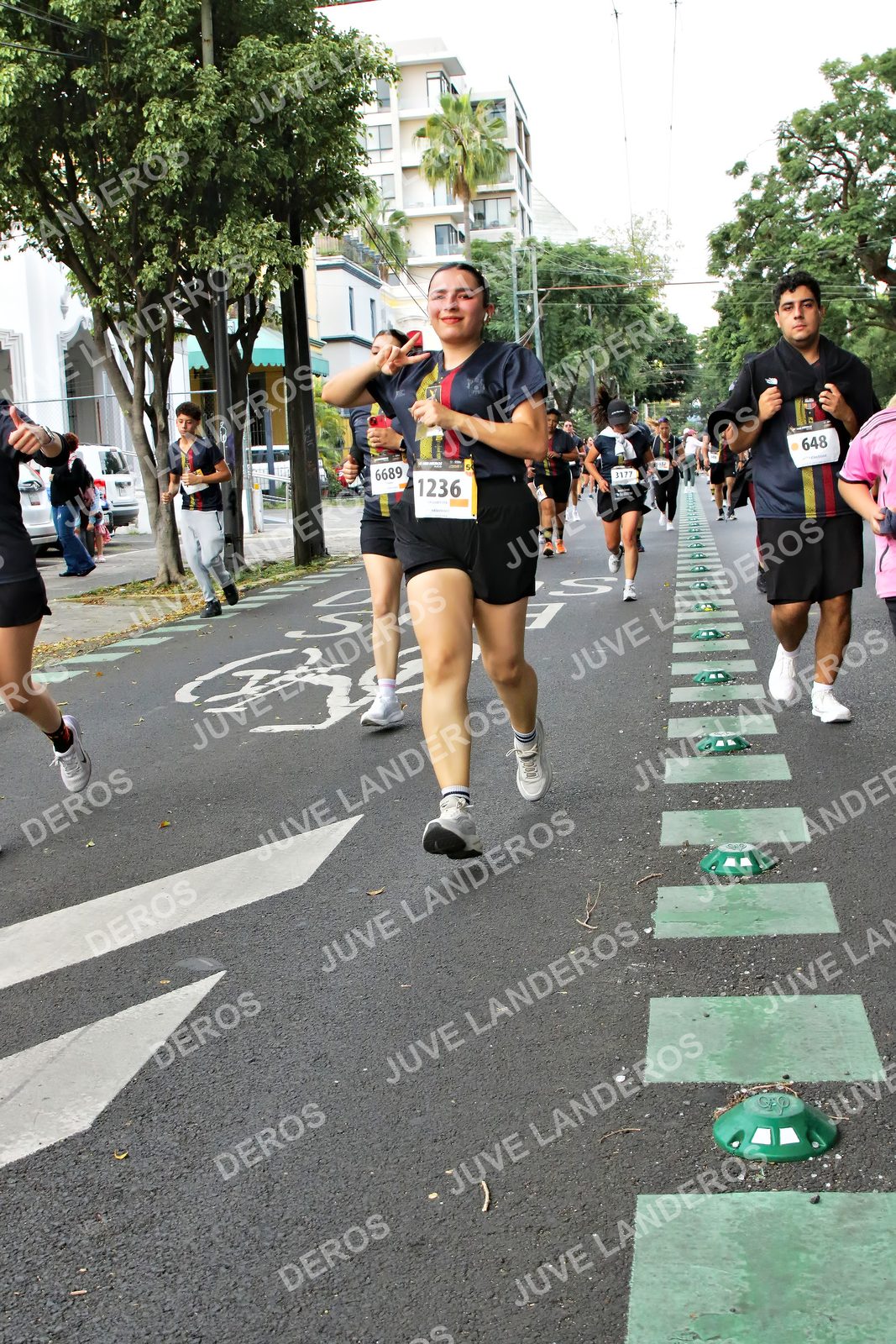 Foto de la X Carrera Leones Negros Red Cola 2026 en Rectoría General de la UdeG, Av. Juárez 976 (meta en Av. Enrique Díaz de León y Pedro Moreno), Guadalajara a las 07:16 · dorsal 1236, 648, 6689, 3177