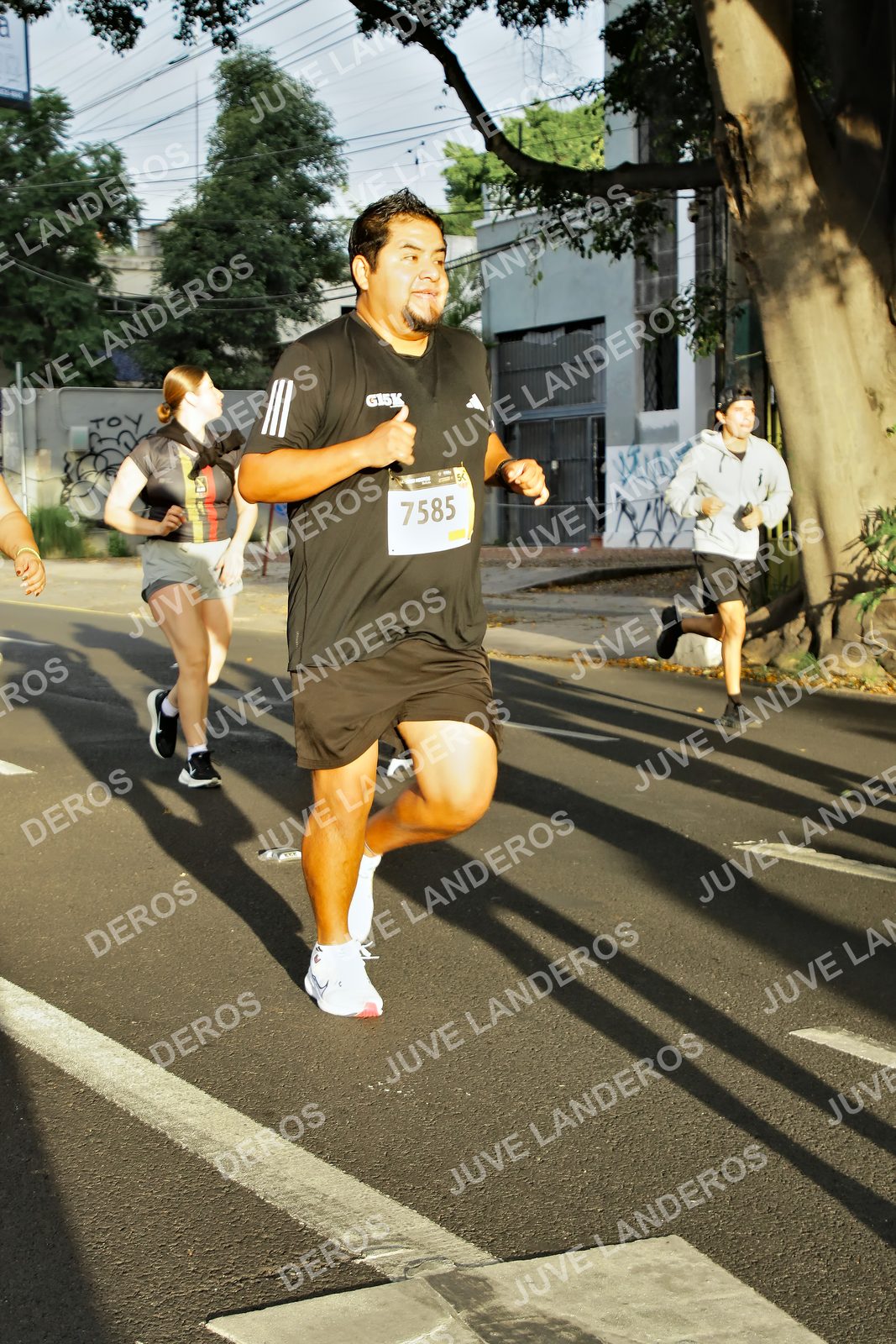 Foto de la X Carrera Leones Negros Red Cola 2026 en Rectoría General de la UdeG, Av. Juárez 976 (meta en Av. Enrique Díaz de León y Pedro Moreno), Guadalajara a las 07:25 · dorsal 7585