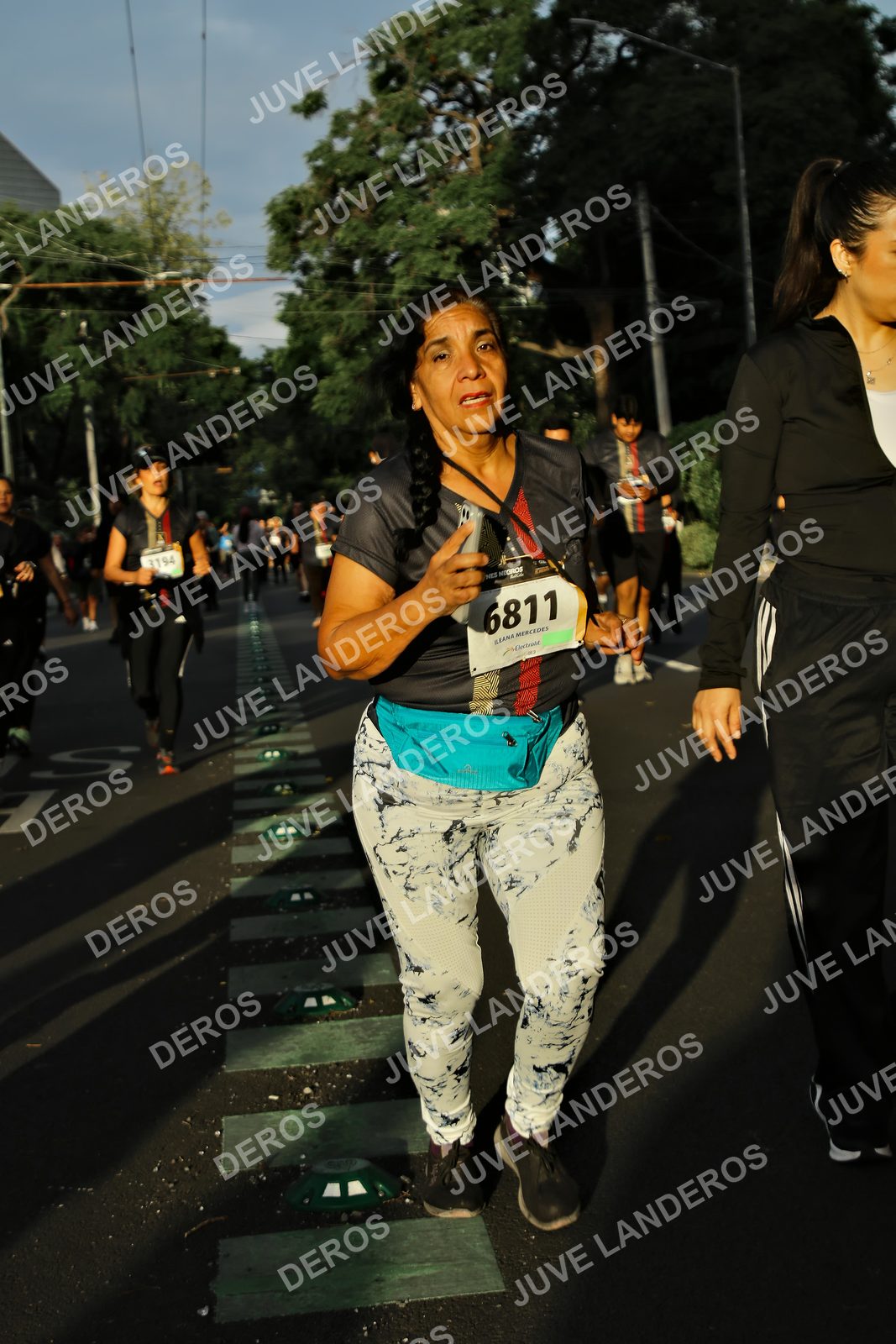 Foto de la X Carrera Leones Negros Red Cola 2026 en Rectoría General de la UdeG, Av. Juárez 976 (meta en Av. Enrique Díaz de León y Pedro Moreno), Guadalajara a las 07:26 · dorsal 6811, 3194