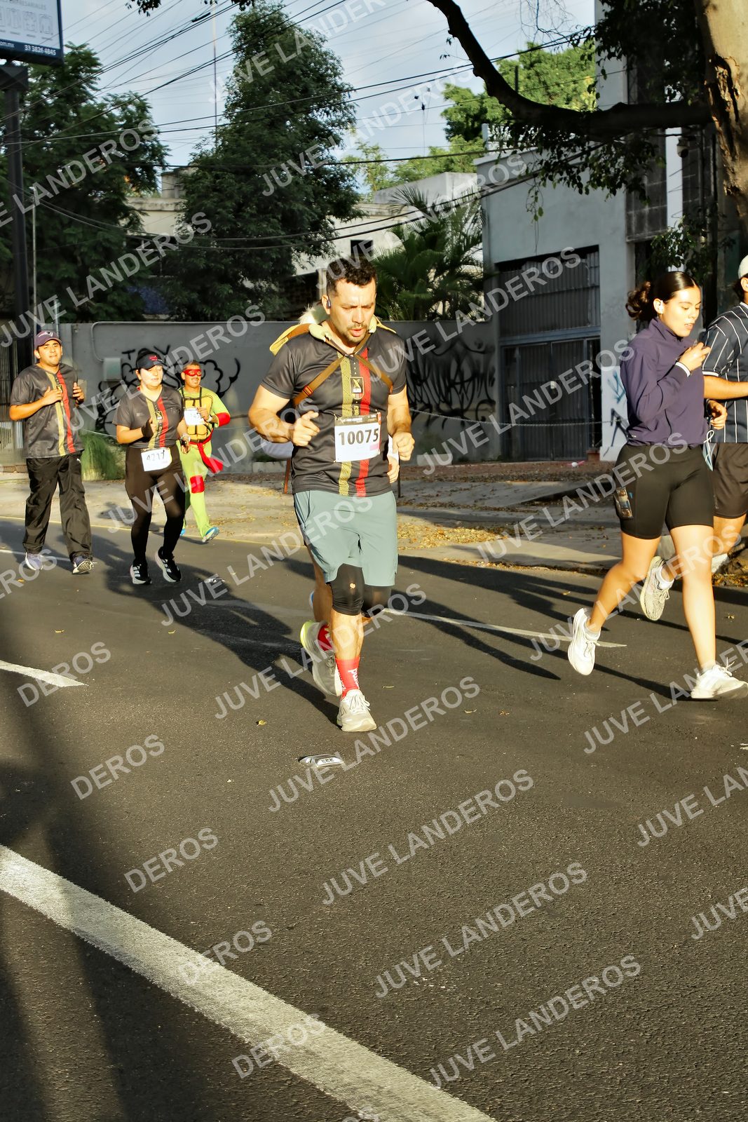 Foto de la X Carrera Leones Negros Red Cola 2026 en Rectoría General de la UdeG, Av. Juárez 976 (meta en Av. Enrique Díaz de León y Pedro Moreno), Guadalajara a las 07:30 · dorsal 10075