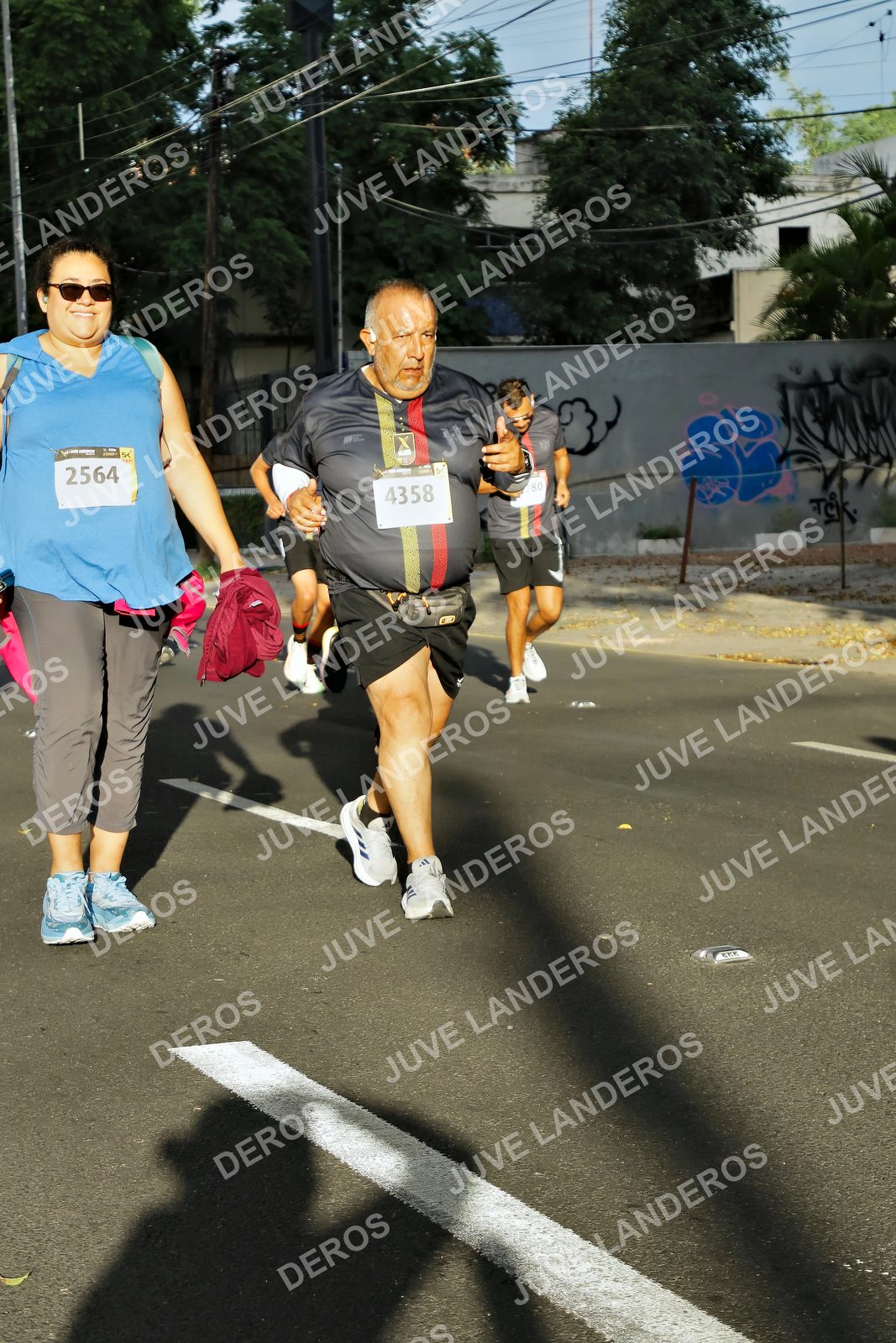 Foto de la X Carrera Leones Negros Red Cola 2026 en Rectoría General de la UdeG, Av. Juárez 976 (meta en Av. Enrique Díaz de León y Pedro Moreno), Guadalajara a las 07:43 · dorsal 2564, 4358, 80
