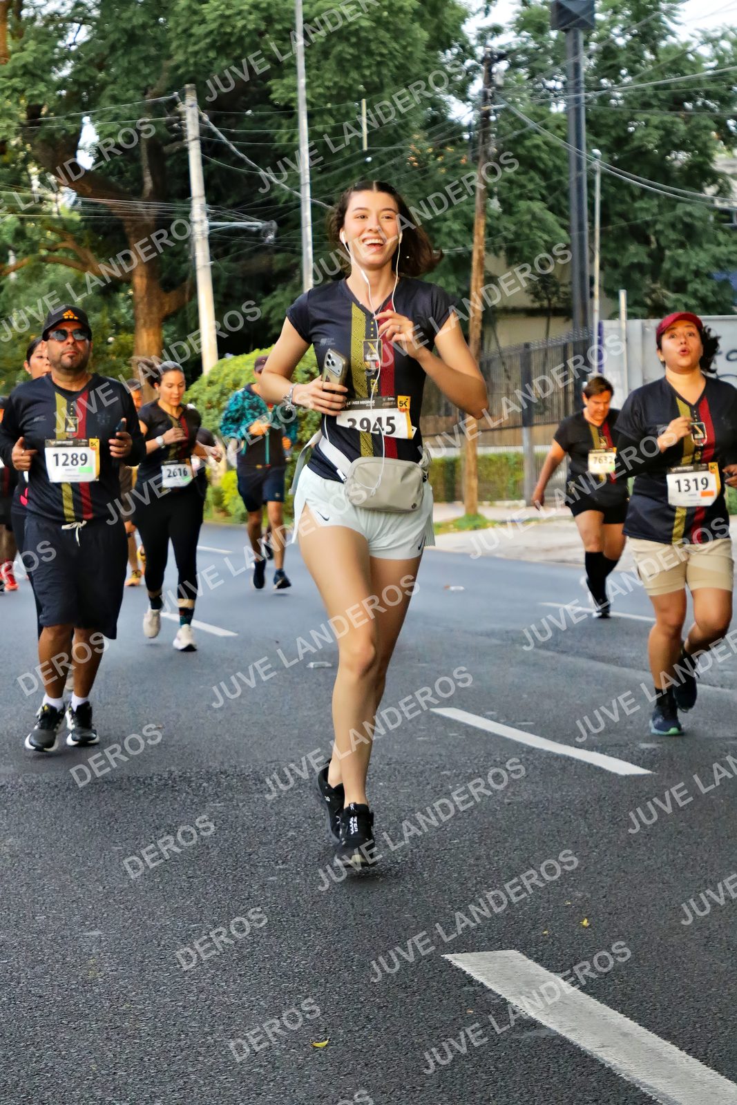Foto de la X Carrera Leones Negros Red Cola 2026 en Rectoría General de la UdeG, Av. Juárez 976 (meta en Av. Enrique Díaz de León y Pedro Moreno), Guadalajara a las 05:08 · dorsal 1289, 1319, 2616, 7632